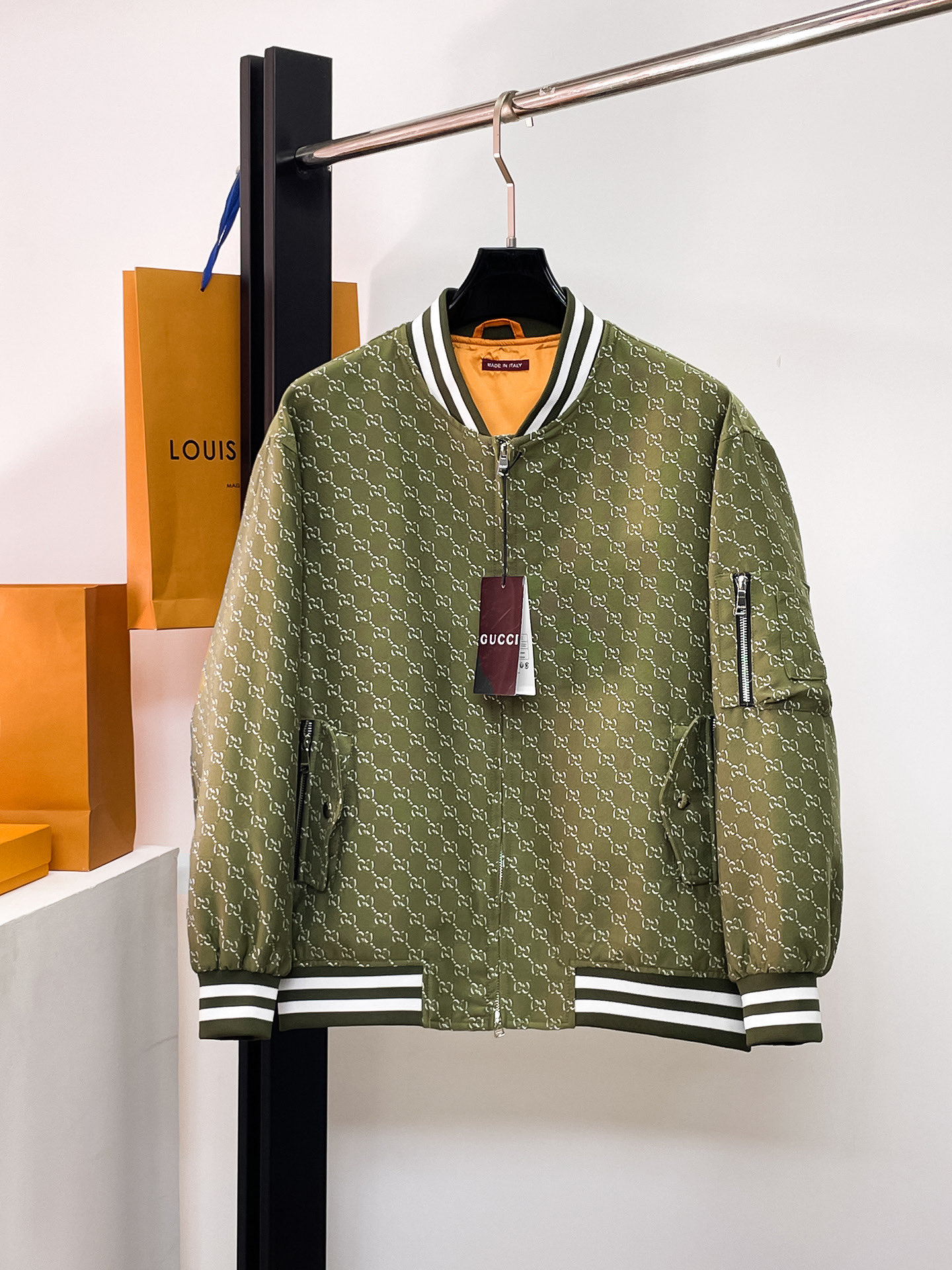 NO:731971,Same style as Gucci official website, complete with three labels, on sale in advance. 2025ss new autumn and winter men's jackets, complete with three labels, high-end version of the original order. Custom-made fabrics at the counter. Highly breathable and comfortable, impeccable details, brand element design concept, reflecting high quality. Delicate and soft feel. Casual tailoring, awesome upper body fit. Size M～3XL,,,jackets & coats,jackets & coats,19860909古奇 官网同款,三标齐全,提前发售 2025ss秋冬新款男士夹克外套,原单三标齐全高端版本 专柜定制面料 透气舒适度高,细节无可挑剔,品牌元素设计理念,体现高品质.手感细腻柔软 呈现休闲裁剪,上身版型超赞 码数M～3XL,,,jackets & coats,jackets & coats,,Men's clothing