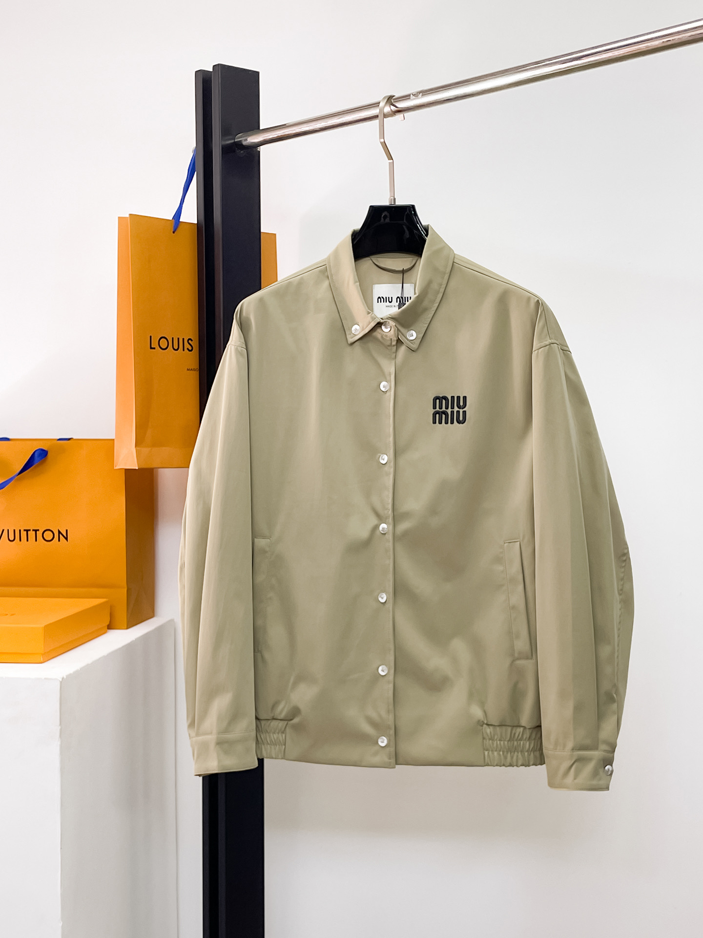 NO:731976,Miu Miu official website, same style, complete with three labels, on sale in advance. 2025ss new autumn and winter men's jackets, complete with three labels, high-end version of the original order. Custom-made fabrics at the counter. Highly breathable and comfortable, impeccable details, brand element design concept, reflecting high quality. Delicate and soft feel. Casual tailoring, awesome upper body fit. Size M～3XL,,,miumiu,jackets & coats,jackets & coats,19860909Miu Miu 官网同款,三标齐全,提前发售 2025ss秋冬新款男士夹克外套,原单三标齐全高端版本 专柜定制面料 透气舒适度高,细节无可挑剔,品牌元素设计理念,体现高品质.手感细腻柔软 呈现休闲裁剪,上身版型超赞 码数M～3XL,,,miumiu,jackets & coats,jackets & coats,,Men's clothing