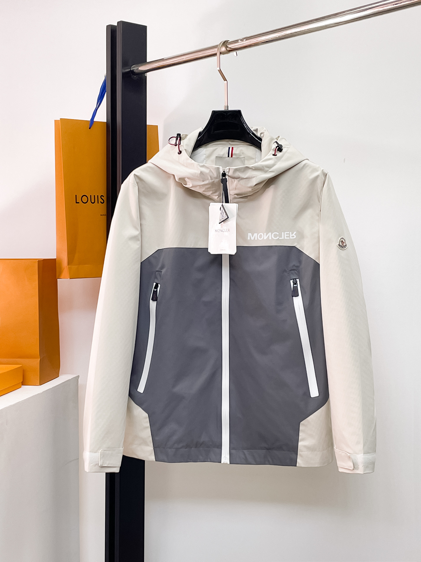 NO:731981,Mengkou The same style as the official website, complete with three labels, on sale in advance. 2025ss new autumn and winter men's jackets, complete with three labels, high-end version of the original order. Custom-made fabrics at the counter. Highly breathable and comfortable, impeccable details, brand element design concept, reflecting high quality. The hand feels delicate and soft. Presents casual tailoring, and the upper body shape is great. Size M～3XL,,,Moncler,jackets & coats,jackets & coats,19860909蒙口 官网同款,三标齐全,提前发售 2025ss秋冬新款男士夹克外套,原单三标齐全高端版本 专柜定制面料 透气舒适度高,细节无可挑剔,品牌元素设计理念,体现高品质.手感细腻柔软 呈现休闲裁剪,上身版型超赞 码数M～3XL,,,Moncler,jackets & coats,jackets & coats,,Men's clothing