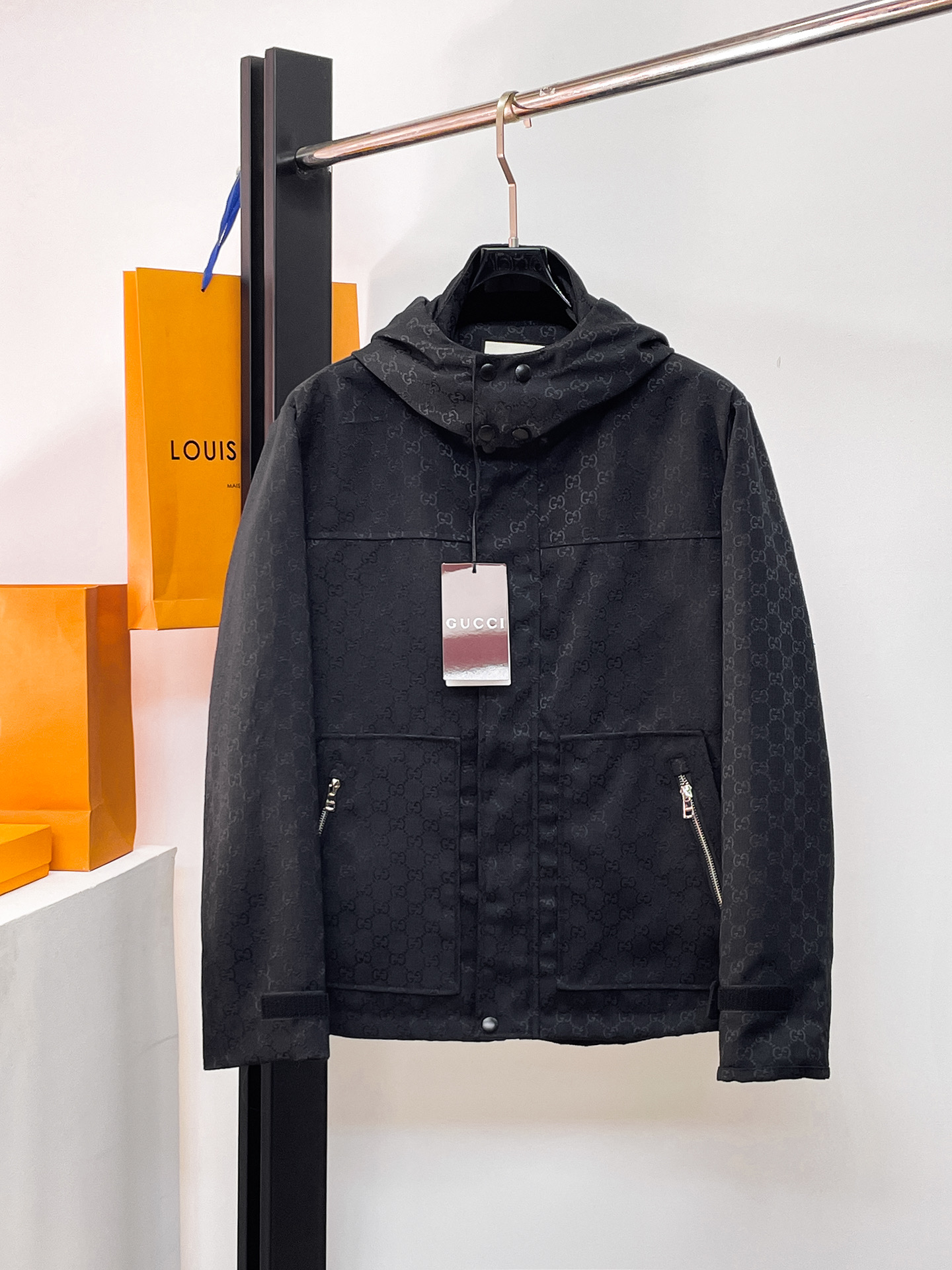 NO:731987,Same style as Gucci official website, complete with three labels, on sale in advance. 2025ss new autumn and winter men's jackets, complete with three labels, high-end version of the original order. Custom-made fabrics at the counter. Highly breathable and comfortable, impeccable details, brand element design concept, reflecting high quality. Delicate and soft feel. Casual tailoring, awesome upper body fit. Size M～3XL,,,jackets & coats,jackets & coats,19860909古奇 官网同款,三标齐全,提前发售 2025ss秋冬新款男士夹克外套,原单三标齐全高端版本 专柜定制面料 透气舒适度高,细节无可挑剔,品牌元素设计理念,体现高品质.手感细腻柔软 呈现休闲裁剪,上身版型超赞 码数M～3XL,,,jackets & coats,jackets & coats,,Men's clothing