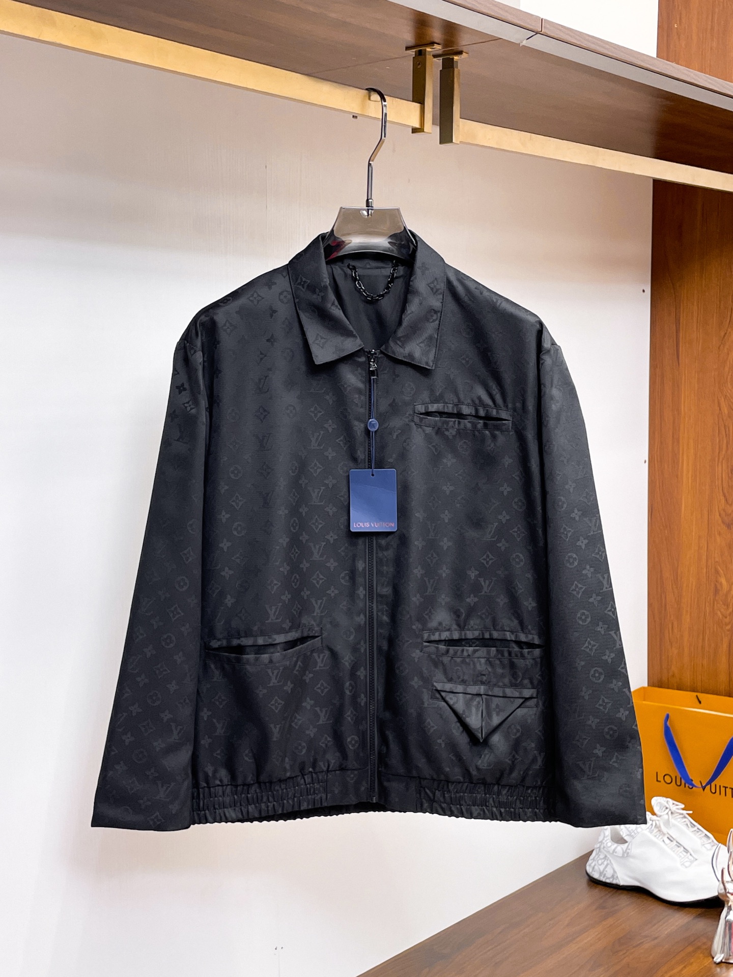 NO:761886,Same style as LV official website, complete with three labels, on sale in advance. 2026 new spring men's jacket, reversible, original single, complete with three labels, high-end version. Custom-made fabrics at the counter. Highly breathable and comfortable, impeccable details, brand element design concept, reflecting high quality. Delicate and soft feel. Casual tailoring, excellent upper body size. Size M～3XL,,,louis vuitton,jackets & coats,jackets & coats,19860909LV官网同款,三标齐全,提前发售 2026春季新款男士夹克外套,双面穿原单三标齐全高端版本 专柜定制面料 透气舒适度高,细节无可挑剔,品牌元素设计理念,体现高品质.手感细腻柔软 呈现休闲裁剪,上身版型超赞 码数M～3XL,,,louis vuitton,jackets & coats,jackets & coats,,Men's clothing