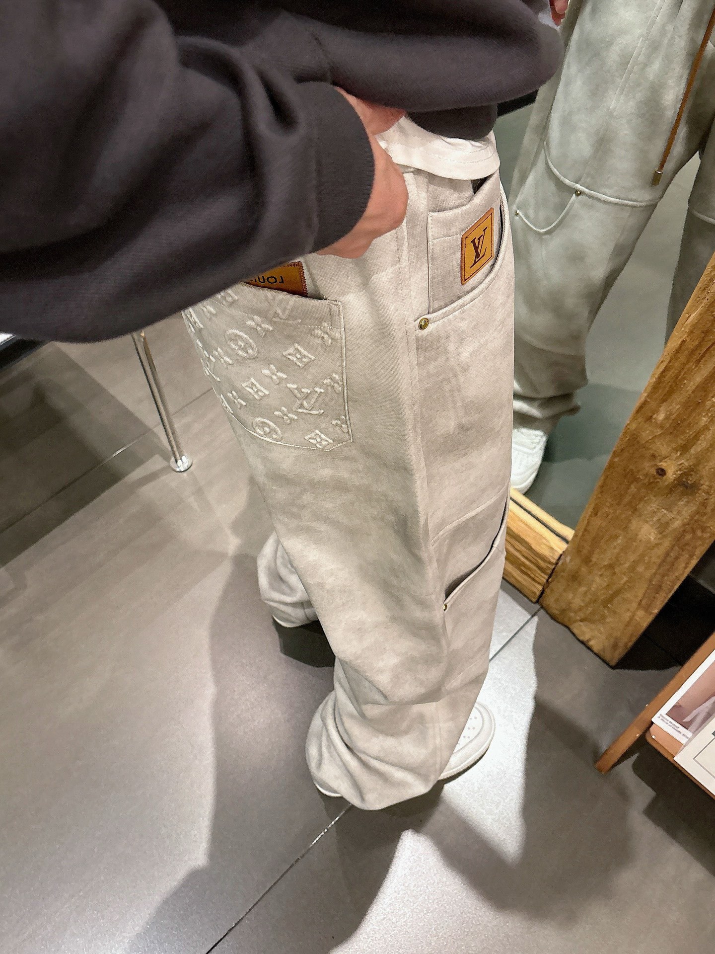 🌾 LV 🆕2025秋冬新款休闲裤！官网同步发售。品牌经典LOGO休闲裤 ，定制面料，舒适度极好，手触感