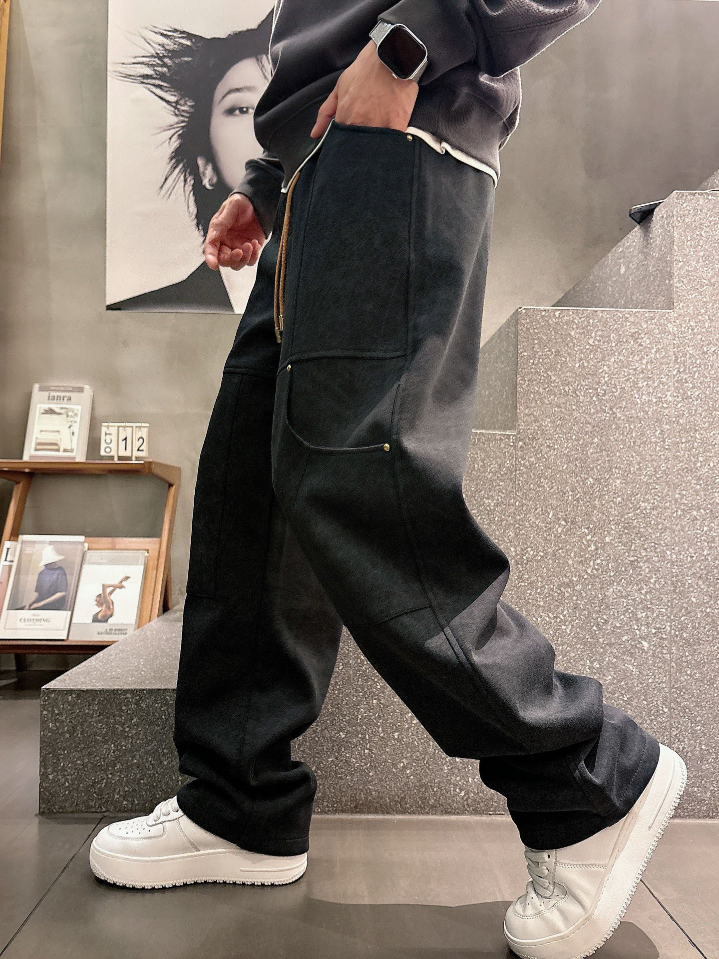 NO:612779,LV 2025 new autumn and winter casual pants!  On sale simultaneously on the official website. The brand's classic LOGO casual pants, customized fabrics, extremely comfortable, strong touch. Highly recognizable, perfect appearance and craftsmanship. Sizes M-3XL, louis vuitton, alexander wang19860909LV 2025秋冬新款休闲裤！官网同步发售.品牌经典LOGO休闲裤 ,定制面料,舒适度极好,手触感强烈.辨识度极高,完美品相工艺. 尺码M-3XL,,louis vuitton,alexander wang,Men's clothing