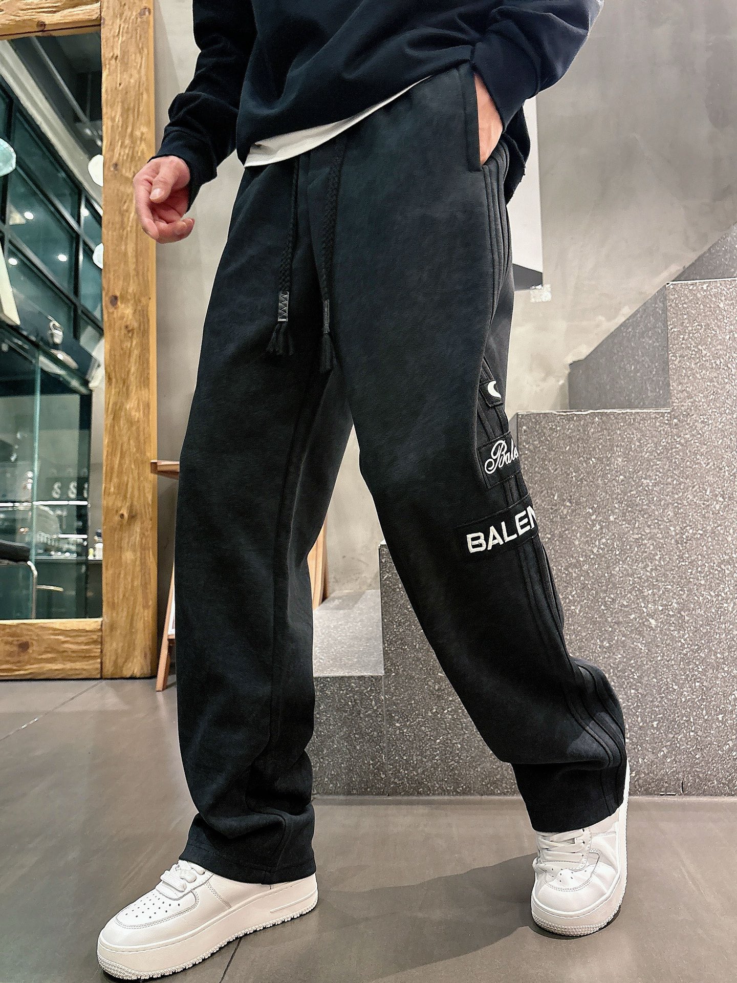 🌾 巴黎世家 🆕2025秋冬新款休闲裤！官网同步发售。品牌经典LOGO休闲裤 ，定制面料，舒适度极好，手