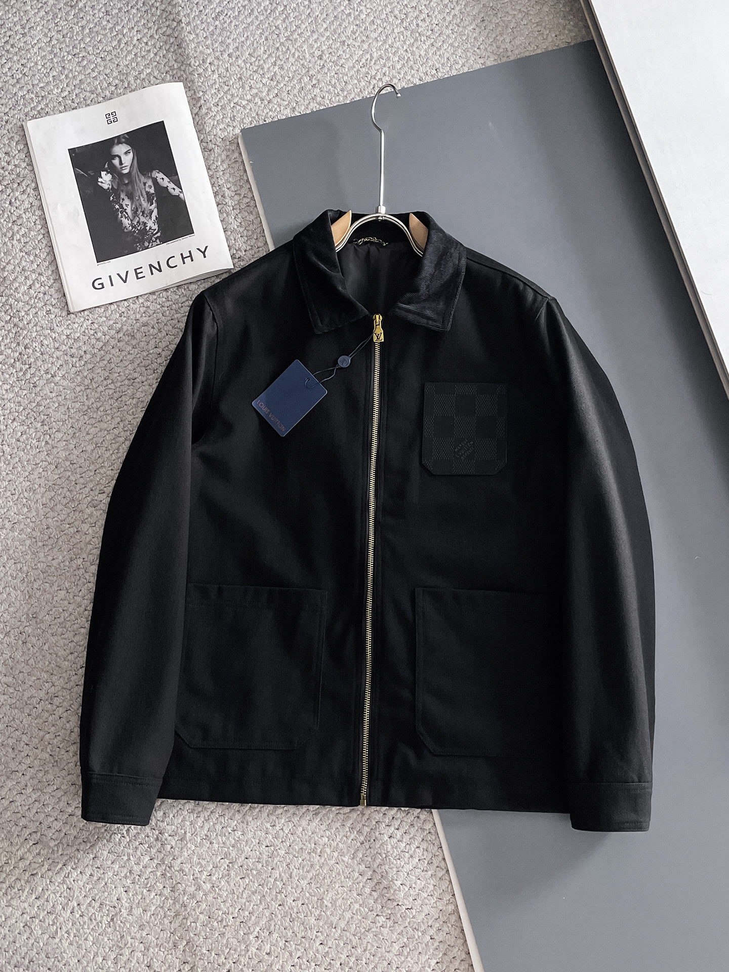 NO:734227,Same style as LV official website, complete with three labels, sold in advance. 2026 spring new men's jacket, complete with three labels, high-end version. Custom-made fabrics at the counter. Highly breathable and comfortable, impeccable details, brand element design concept, reflecting high quality. Delicate and soft feel. Casual tailoring, awesome upper body size. M～3XL,,,,louis vuitton,jackets & coats,jackets & coats,19860909LV 官网同款,三标齐全,提前发售 2026春季新款男士夹克外套,原单三标齐全高端版本 专柜定制面料 透气舒适度高,细节无可挑剔,品牌元素设计理念,体现高品质.手感细腻柔软 呈现休闲裁剪,上身版型超赞 码数M～3XL,,,louis vuitton,jackets & coats,jackets & coats,,Men's clothing