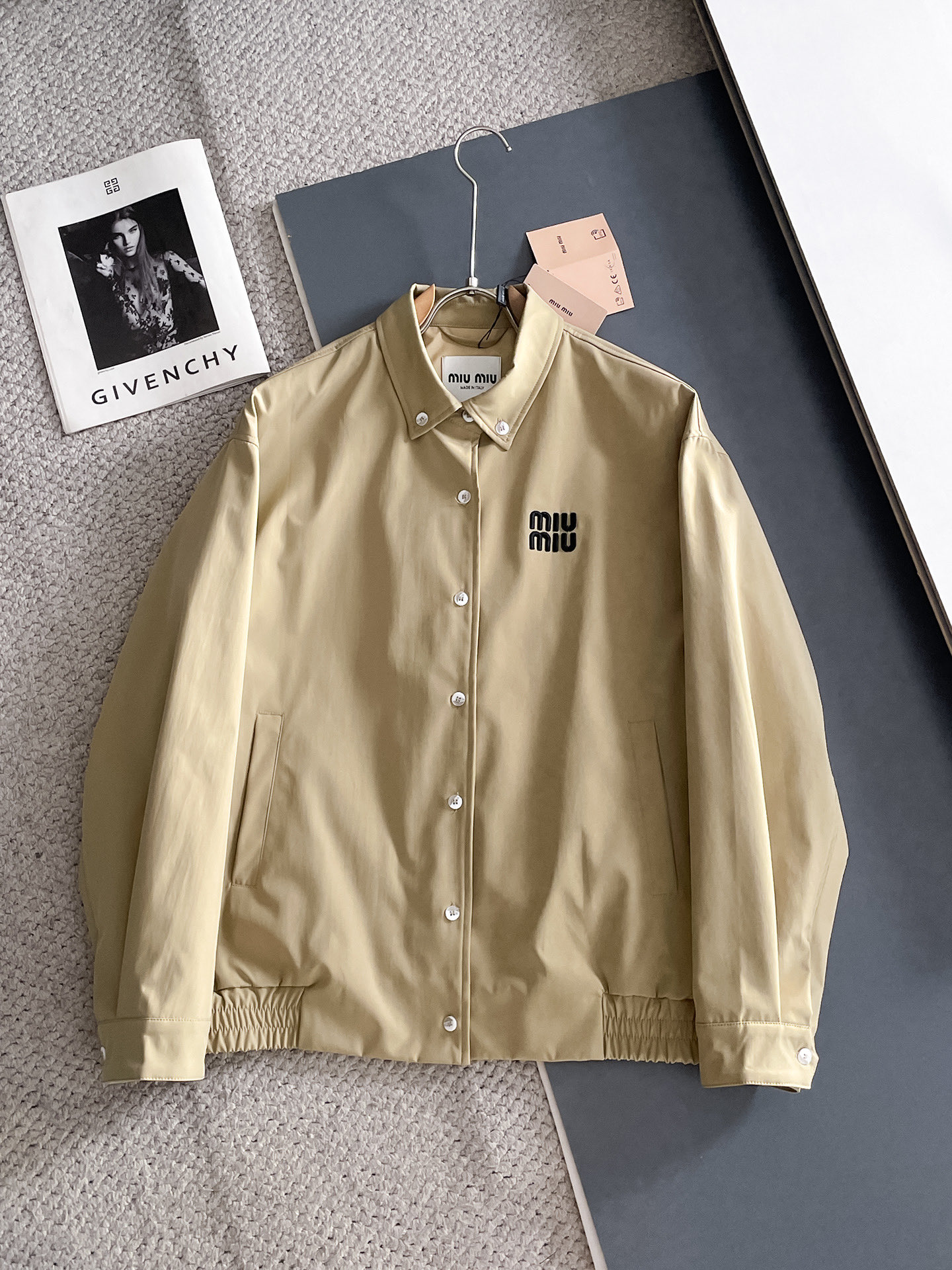 NO:734232,Miu Miu official website of the same style, complete with three labels, on sale in advance. 2026 new spring men's jackets, complete with three labels, high-end version. Custom-made fabrics at the counter. Highly breathable and comfortable, impeccable details, brand element design concept, reflecting high quality. Delicate and soft feel. Casual tailoring, excellent upper body fit. Size M～3XL,,,miumiu,jackets & coats,jackets & coats,19860909Miu Miu 官网同款,三标齐全,提前发售 2026春季新款男士夹克外套,原单三标齐全高端版本 专柜定制面料 透气舒适度高,细节无可挑剔,品牌元素设计理念,体现高品质.手感细腻柔软 呈现休闲裁剪,上身版型超赞 码数M～3XL,,,miumiu,jackets & coats,jackets & coats,,Men's clothing