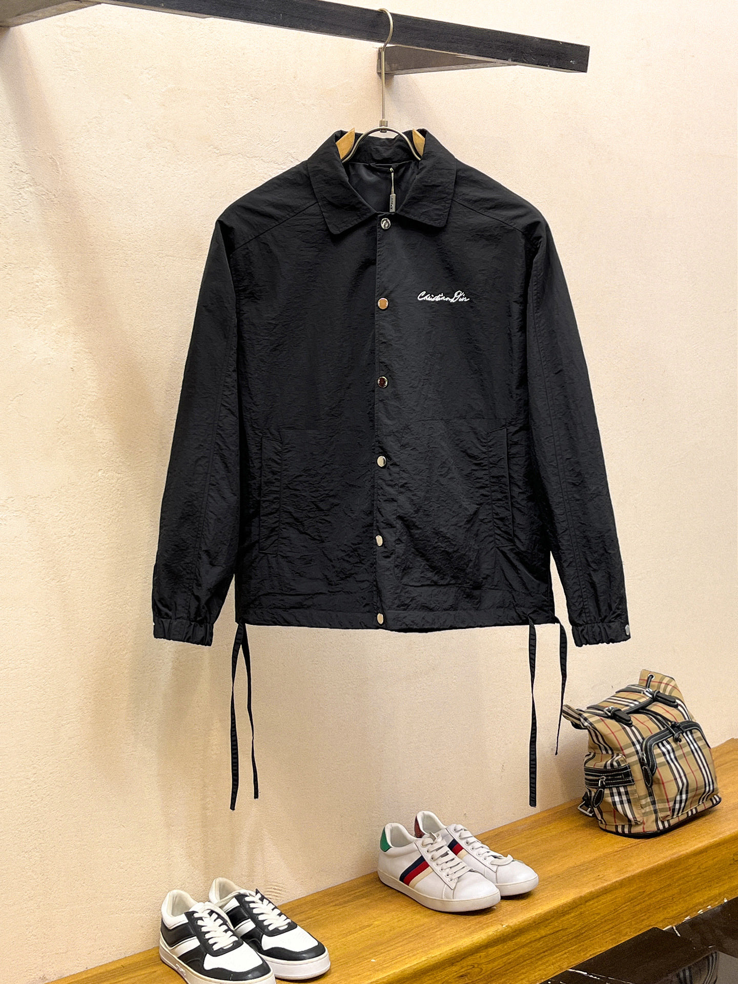 NO:746942,Same style as Dior official website, complete with three labels, sold in advance. 2026 spring new men's jacket, complete with three labels, high-end version. Custom-made fabrics at the counter. Highly breathable and comfortable, impeccable details, brand element design concept, reflecting high quality. Delicate and soft feel. Casual tailoring, awesome upper body size. M～3XL, dior, jackets & coats, jackets & coats,19860909迪奥官网同款,三标齐全,提前发售 2026春季新款男士夹克外套,原单三标齐全高端版本 专柜定制面料 透气舒适度高,细节无可挑剔,品牌元素设计理念,体现高品质.手感细腻柔软 呈现休闲裁剪,上身版型超赞 码数M～3XL,,dior,jackets & coats,jackets & coats,,Men's clothing