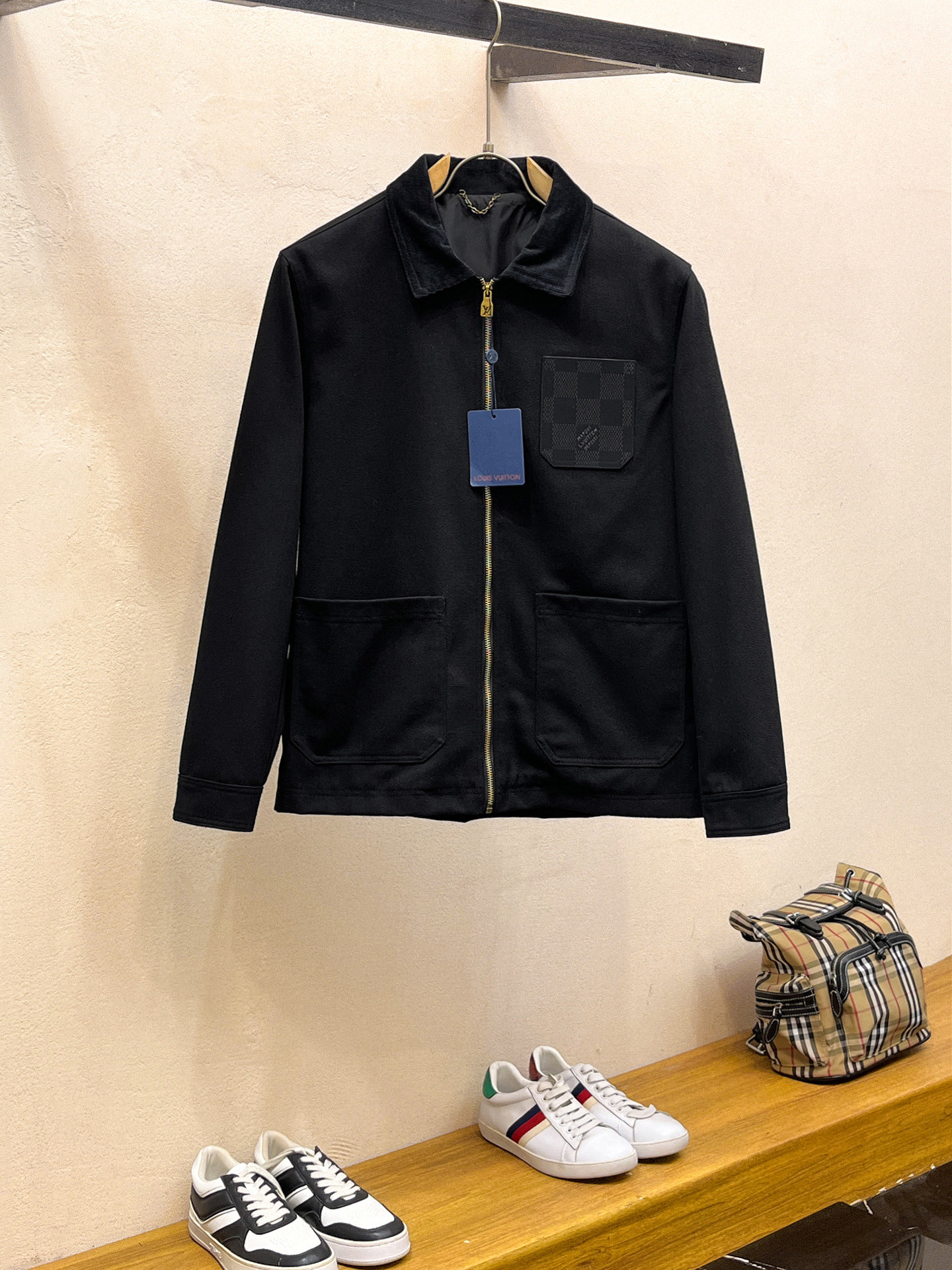 NO:746948,Same style as LV official website, complete with three labels, sold in advance. 2026 new spring men's jackets, complete with three labels, high-end version. Custom-made fabrics at the counter. Highly breathable and comfortable, impeccable details, brand element design concept, reflecting high quality. Delicate and soft feel. Casual tailoring, awesome upper body size. M～3XL, Louis Vuitton, jackets & coats, jackets & coats,19860909LV官网同款,三标齐全,提前发售 2026春季新款男士夹克外套,原单三标齐全高端版本 专柜定制面料 透气舒适度高,细节无可挑剔,品牌元素设计理念,体现高品质.手感细腻柔软 呈现休闲裁剪,上身版型超赞 码数M～3XL,,louis vuitton,jackets & coats,jackets & coats,,Men's clothing