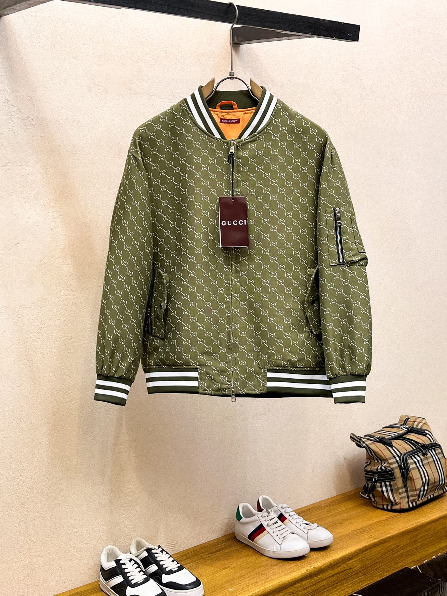 NO:746951,Same style as on Gucci official website, complete with three labels, sold in advance. 2026 spring new men's jacket, complete with three labels, high-end version. Custom-made fabrics at the counter. Highly breathable and comfortable, impeccable details, brand element design concept, reflecting high quality. Delicate and soft feel. Casual tailoring, awesome upper body size. M～3XL,,jackets & coats,jackets & coats,19860909古奇官网同款,三标齐全,提前发售 2026春季新款男士夹克外套,原单三标齐全高端版本 专柜定制面料 透气舒适度高,细节无可挑剔,品牌元素设计理念,体现高品质.手感细腻柔软 呈现休闲裁剪,上身版型超赞 码数M～3XL,,jackets & coats,jackets & coats,,Men's clothing