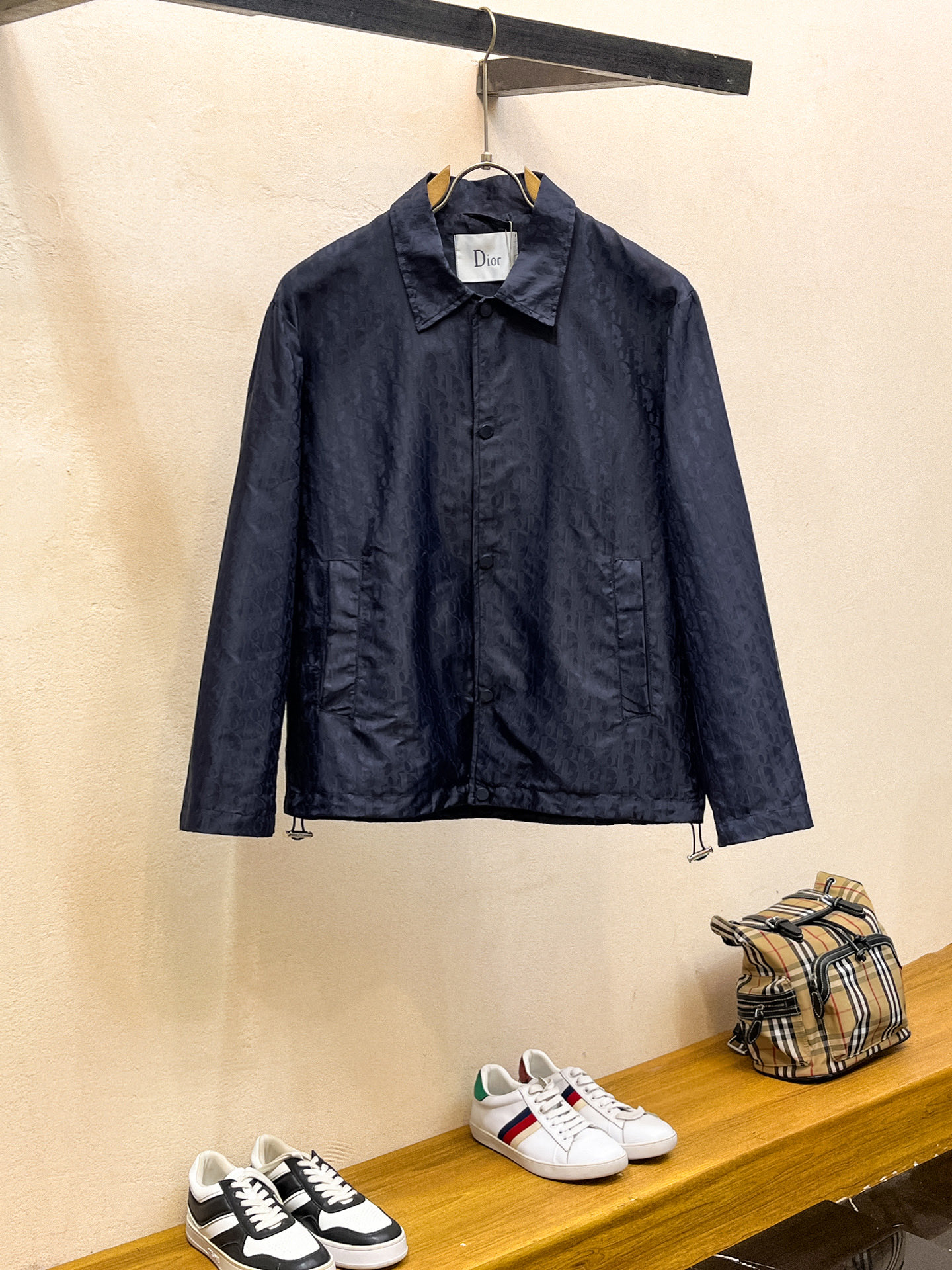 NO:746960,Same style as Dior official website, complete with three labels, sold in advance. 2026 spring new men's jacket, complete with three labels, high-end version. Custom-made fabrics at the counter. Highly breathable and comfortable, impeccable details, brand element design concept, reflecting high quality. Delicate and soft feel. Casual tailoring, awesome upper body size. M～3XL, dior, jackets & coats, jackets & coats,19860909迪奥官网同款,三标齐全,提前发售 2026春季新款男士夹克外套,原单三标齐全高端版本 专柜定制面料 透气舒适度高,细节无可挑剔,品牌元素设计理念,体现高品质.手感细腻柔软 呈现休闲裁剪,上身版型超赞 码数M～3XL,,dior,jackets & coats,jackets & coats,,Men's clothing