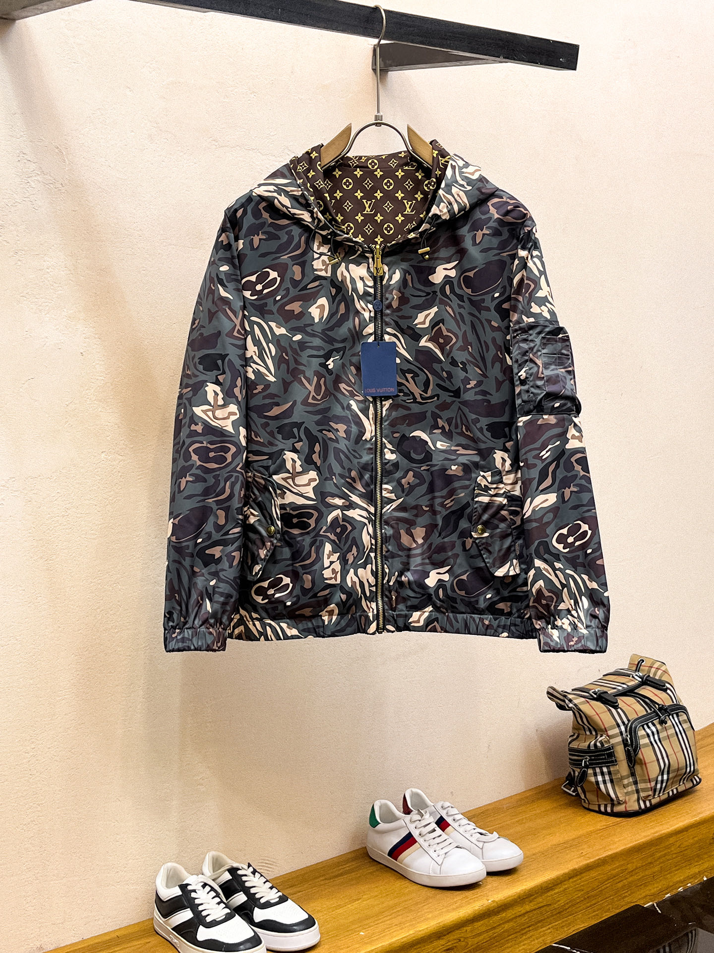 NO:746954,Same style as LV official website, complete with three labels, sold in advance. 2026 new spring men's jackets, complete with three labels, high-end version. Custom-made fabrics at the counter. Highly breathable and comfortable, impeccable details, brand element design concept, reflecting high quality. Delicate and soft feel. Casual tailoring, awesome upper body size. M～3XL, Louis Vuitton, jackets & coats, jackets & coats,19860909LV官网同款,三标齐全,提前发售 2026春季新款男士夹克外套,原单三标齐全高端版本 专柜定制面料 透气舒适度高,细节无可挑剔,品牌元素设计理念,体现高品质.手感细腻柔软 呈现休闲裁剪,上身版型超赞 码数M～3XL,,louis vuitton,jackets & coats,jackets & coats,,Men's clothing