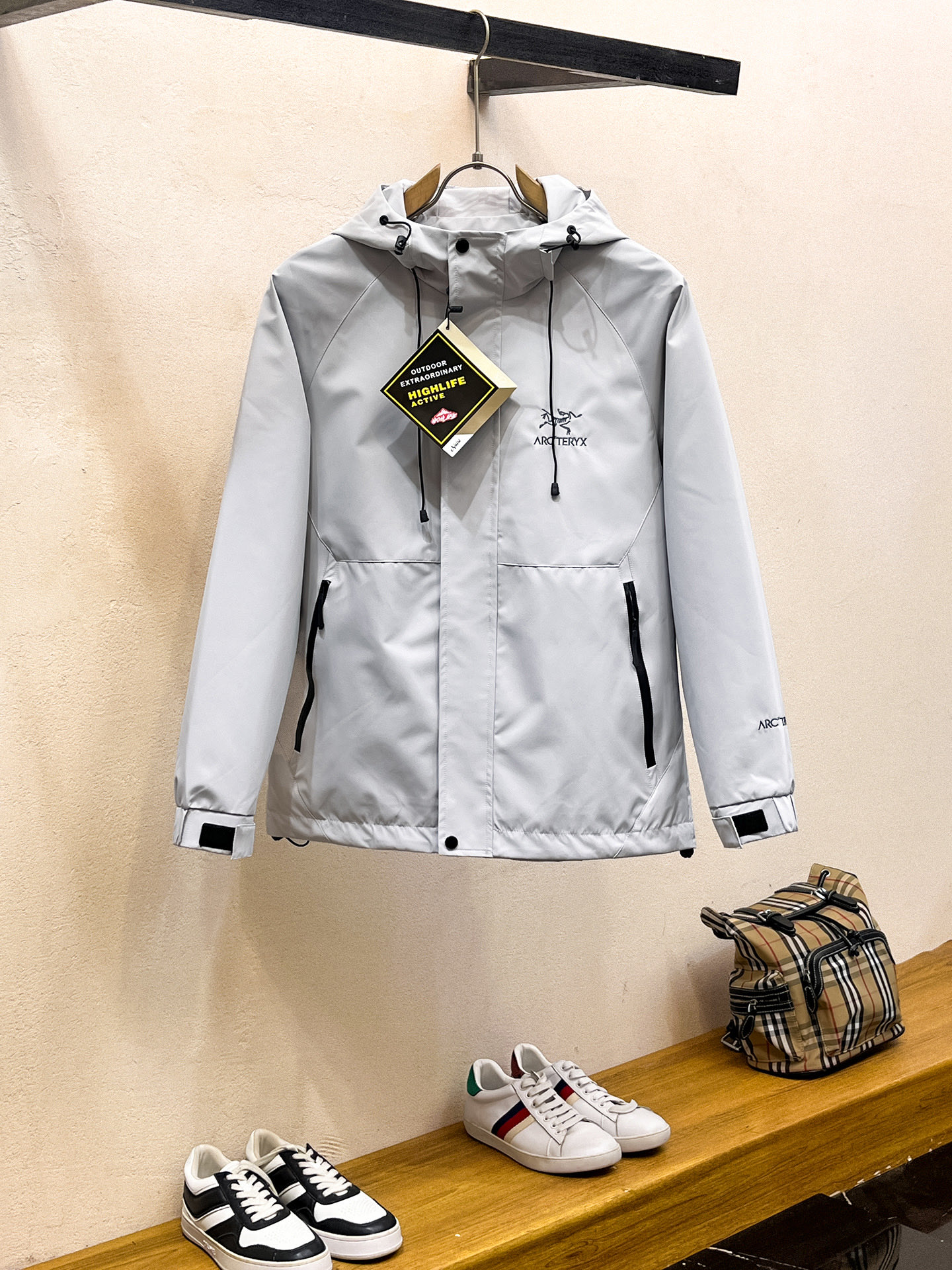 NO:746963,Same style as Arc'teryx official website, complete with three labels, on sale in advance. 2026 spring new men's jacket, complete with three labels, high-end version. Custom-made fabrics at the counter. Highly breathable and comfortable, impeccable details, brand element design concept, reflecting high quality. Delicate and soft feel. Casual tailoring, awesome upper body. Size M～3XL, arc'teryx, jackets & coats, jackets & coats,19860909始祖鸟官网同款,三标齐全,提前发售 2026春季新款男士夹克外套,原单三标齐全高端版本 专柜定制面料 透气舒适度高,细节无可挑剔,品牌元素设计理念,体现高品质.手感细腻柔软 呈现休闲裁剪,上身版型超赞 码数M～3XL,arc'teryx,jackets & coats,jackets & coats,,Men's clothing