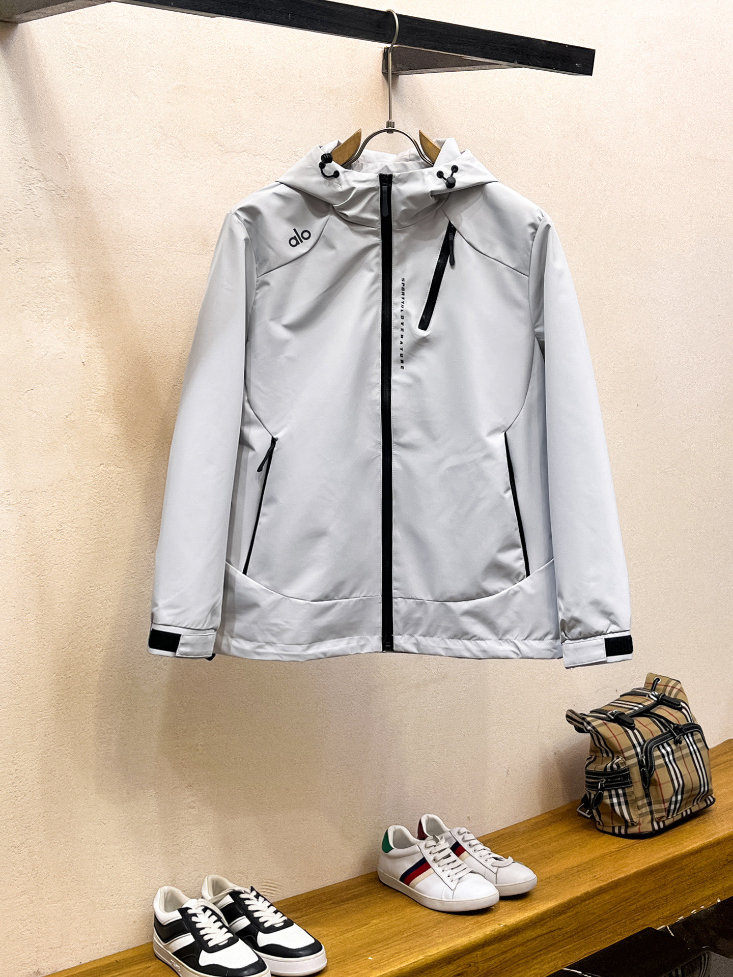 NO:746966,The same style as the alo official website, complete with three labels, on sale in advance. 2026 new spring men's jackets, complete with three labels, high-end version. Custom-made fabrics at the counter. Highly breathable and comfortable, impeccable details, brand element design concept, reflecting high quality. The hand feels delicate and soft. It presents casual tailoring and the upper body shape is great. Size M～3XL,,jackets & coats,jackets & coats,19860909alo官网同款,三标齐全,提前发售 2026春季新款男士夹克外套,原单三标齐全高端版本 专柜定制面料 透气舒适度高,细节无可挑剔,品牌元素设计理念,体现高品质.手感细腻柔软 呈现休闲裁剪,上身版型超赞 码数M～3XL,,jackets & coats,jackets & coats,,Men's clothing