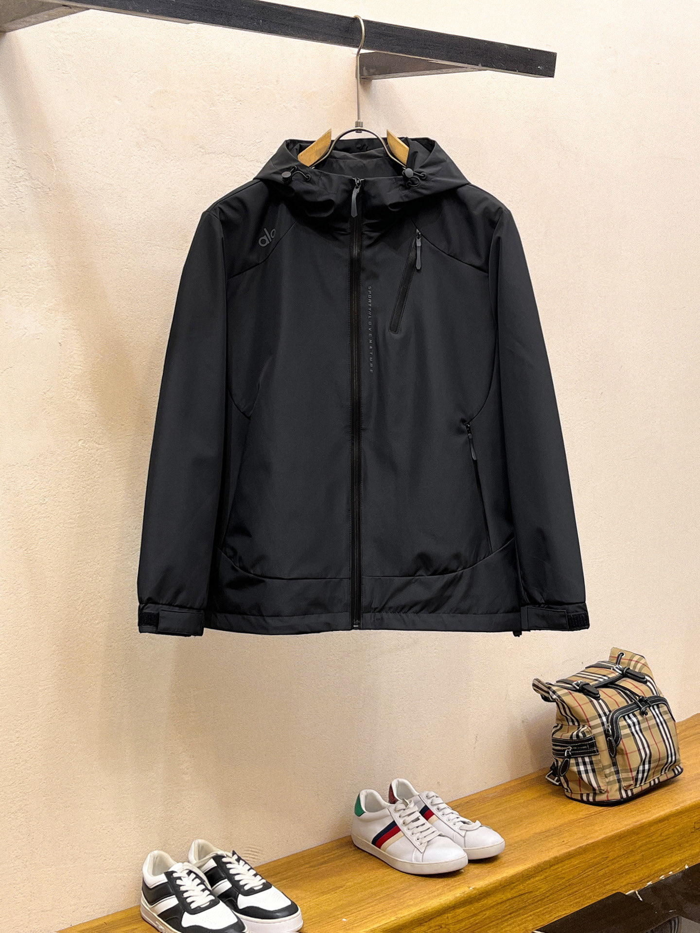 NO:746969,The same style as the alo official website, complete with three labels, on sale in advance. 2026 spring new men's jacket, complete with three labels, high-end version. Custom-made fabrics at the counter. Highly breathable and comfortable, impeccable details, brand element design concept, reflecting high quality. The hand feels delicate and soft. It presents casual tailoring, and the upper body shape is great. Size M～3XL,,jackets & coats,jackets & coats,19860909alo 官网同款,三标齐全,提前发售 2026春季新款男士夹克外套,原单三标齐全高端版本 专柜定制面料 透气舒适度高,细节无可挑剔,品牌元素设计理念,体现高品质.手感细腻柔软 呈现休闲裁剪,上身版型超赞 码数M～3XL,,jackets & coats,jackets & coats,,Men's clothing