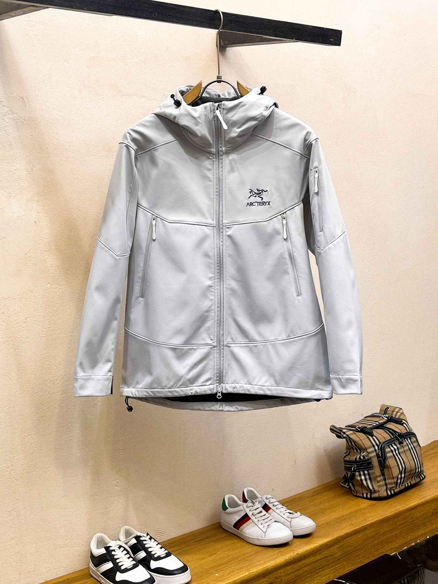 NO:746946,Same style as Arc'teryx official website, complete with three labels, on sale in advance. 2026 spring new men's jacket, complete with three labels, high-end version. Custom-made fabrics at the counter. Highly breathable and comfortable, impeccable details, brand element design concept, reflecting high quality. Delicate and soft feel. Casual tailoring, awesome upper body. Size M～3XL, arc'teryx, jackets & coats, jackets & coats,19860909始祖鸟官网同款,三标齐全,提前发售 2026春季新款男士夹克外套,原单三标齐全高端版本 专柜定制面料 透气舒适度高,细节无可挑剔,品牌元素设计理念,体现高品质.手感细腻柔软 呈现休闲裁剪,上身版型超赞 码数M～3XL,arc'teryx,jackets & coats,jackets & coats,,Men's clothing