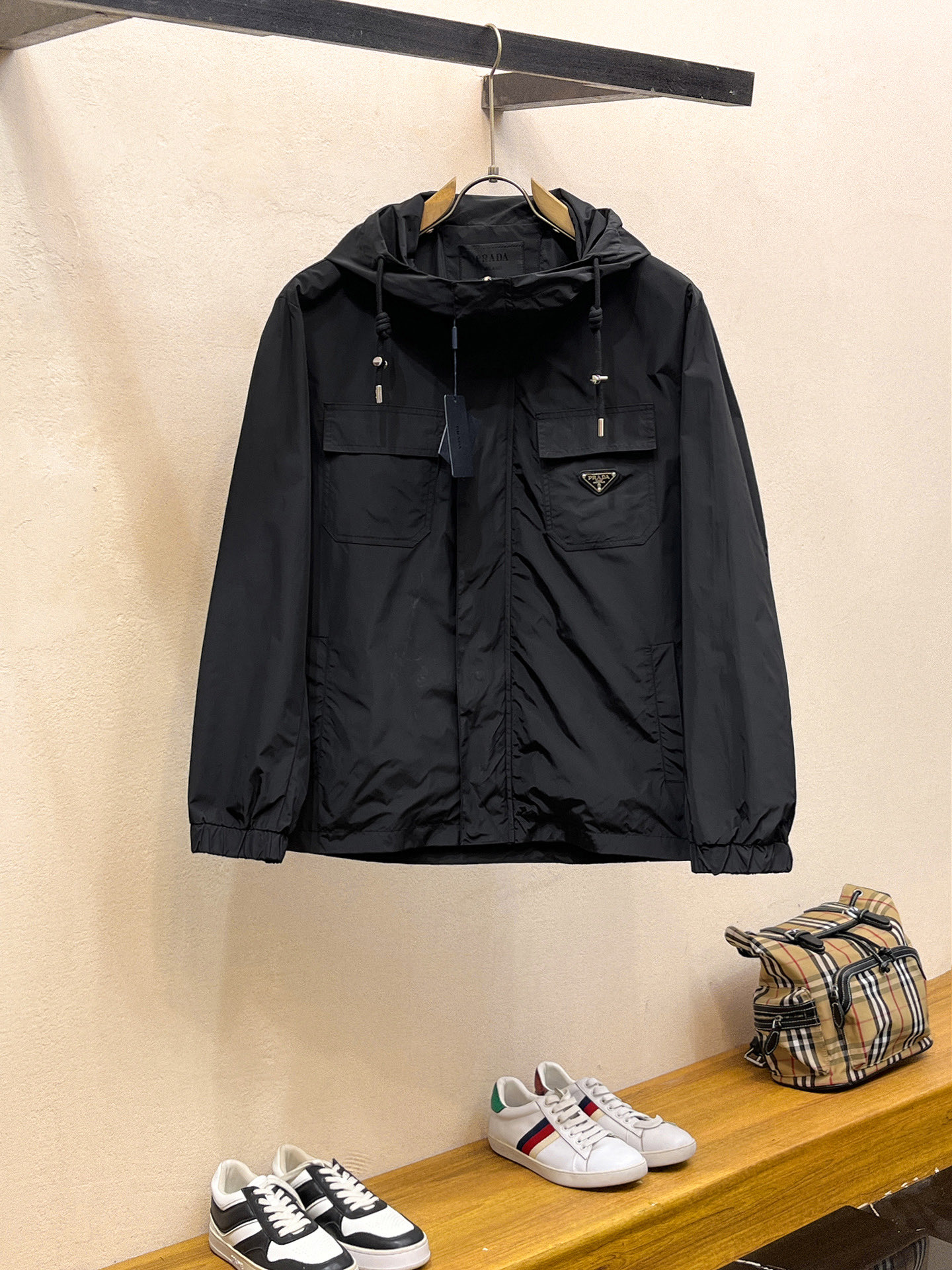 NO:746949,Same style as Prada official website, complete with three labels, on sale in advance. 2026 new spring men's jackets, complete with three labels, high-end version. Custom-made fabrics at the counter. Highly breathable and comfortable, impeccable details, brand element design concept, reflecting high quality. Delicate and soft feel. Casual tailoring, awesome upper body size. M～3XL,, prada,jackets & coats,jackets & coats,19860909普拉达官网同款,三标齐全,提前发售 2026春季新款男士夹克外套,原单三标齐全高端版本 专柜定制面料 透气舒适度高,细节无可挑剔,品牌元素设计理念,体现高品质.手感细腻柔软 呈现休闲裁剪,上身版型超赞 码数M～3XL,,prada,jackets & coats,jackets & coats,,Men's clothing