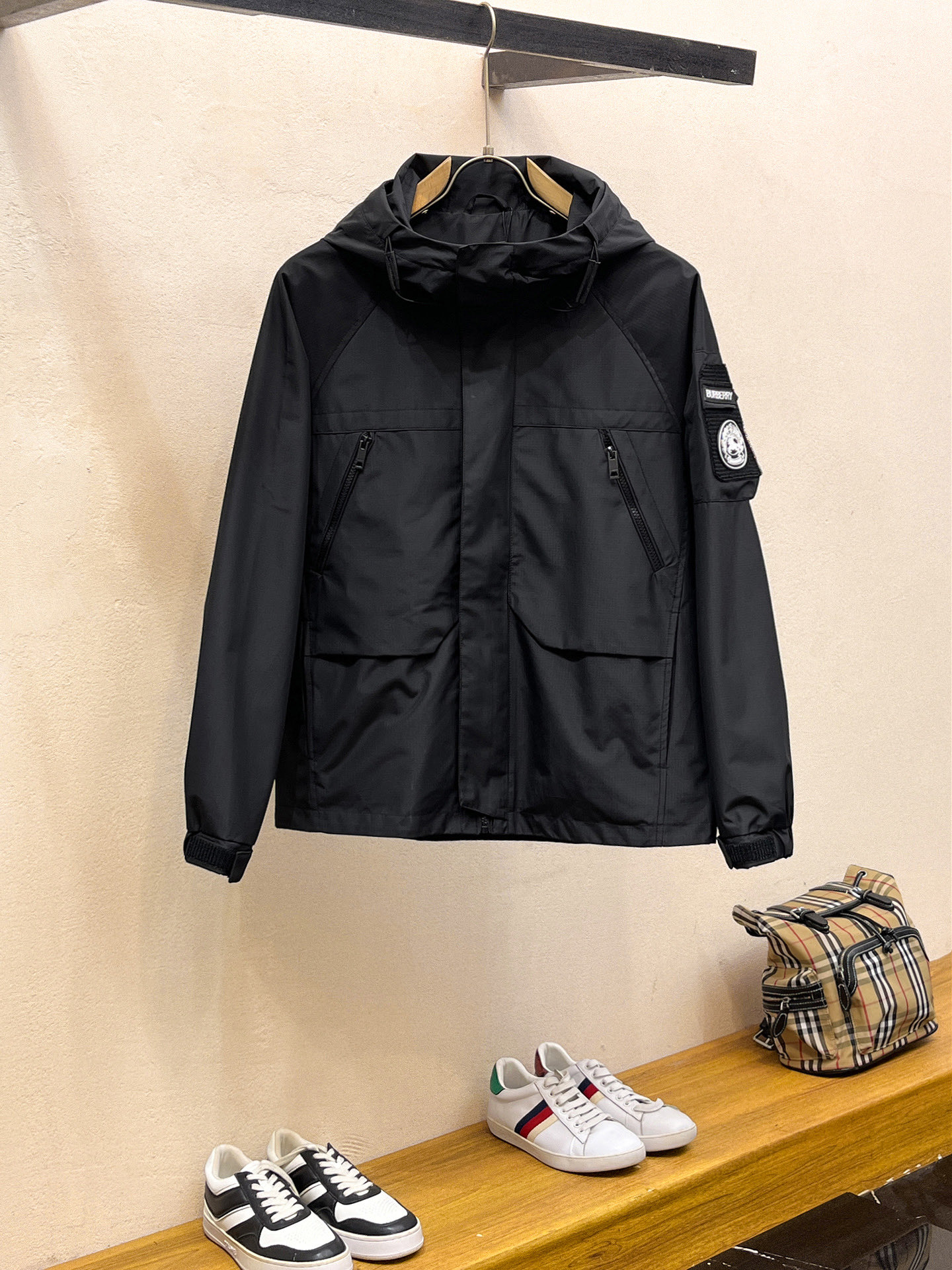 NO:746952,The same model on Burberry's official website, complete with three labels, on sale in advance. 2026 spring new men's jacket, complete with three labels, high-end version. Custom-made fabrics at the counter. Highly breathable and comfortable, impeccable details, brand element design concept, reflecting high quality. It feels delicate and soft. Presents casual tailoring, and the upper body shape is great. Size M～3XL,,burberry,jackets & coats,jackets & coats,19860909巴宝莉官网同款,三标齐全,提前发售 2026春季新款男士夹克外套,原单三标齐全高端版本 专柜定制面料 透气舒适度高,细节无可挑剔,品牌元素设计理念,体现高品质.手感细腻柔软 呈现休闲裁剪,上身版型超赞 码数M～3XL,,burberry,jackets & coats,jackets & coats,,Men's clothing