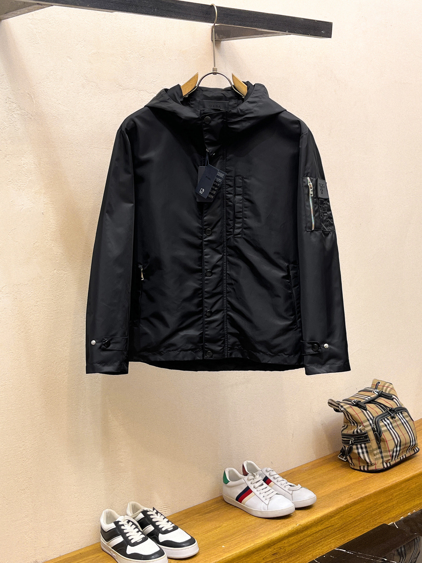 NO:746955,Same style as Prada official website, complete with three labels, on sale in advance. 2026 new spring men's jackets, complete with three labels, high-end version. Custom-made fabrics at the counter. Highly breathable and comfortable, impeccable details, brand element design concept, reflecting high quality. Delicate and soft feel. Casual tailoring, awesome upper body size. M～3XL,, prada,jackets & coats,jackets & coats,19860909普拉达官网同款,三标齐全,提前发售 2026春季新款男士夹克外套,原单三标齐全高端版本 专柜定制面料 透气舒适度高,细节无可挑剔,品牌元素设计理念,体现高品质.手感细腻柔软 呈现休闲裁剪,上身版型超赞 码数M～3XL,,prada,jackets & coats,jackets & coats,,Men's clothing