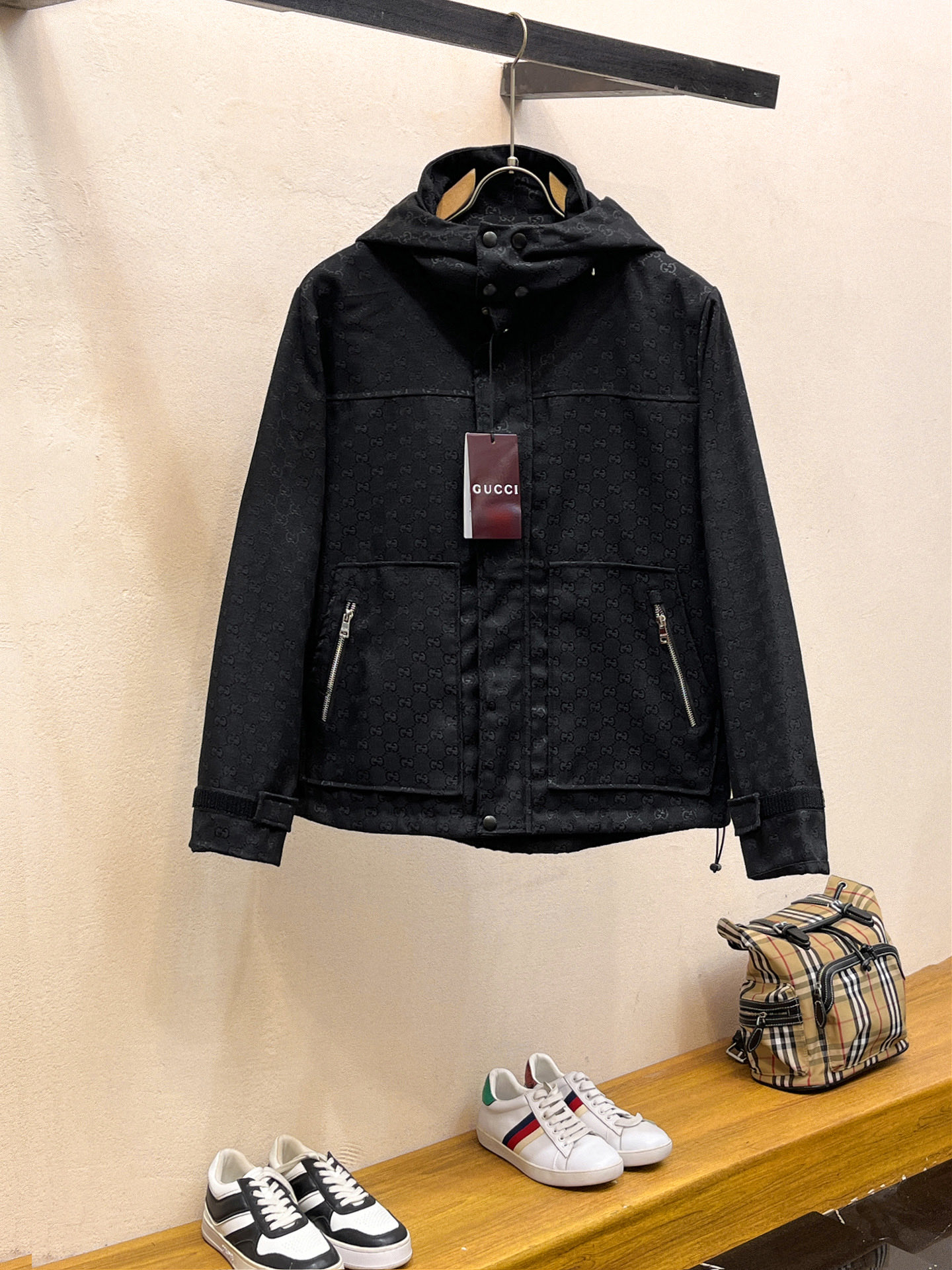 NO:746958,Same style as on Gucci official website, complete with three labels, sold in advance. 2026 spring new men's jacket, complete with three labels, high-end version. Custom-made fabrics at the counter. Highly breathable and comfortable, impeccable details, brand element design concept, reflecting high quality. Delicate and soft feel. Casual tailoring, awesome upper body size. M～3XL,,jackets & coats,jackets & coats,19860909古奇官网同款,三标齐全,提前发售 2026春季新款男士夹克外套,原单三标齐全高端版本 专柜定制面料 透气舒适度高,细节无可挑剔,品牌元素设计理念,体现高品质.手感细腻柔软 呈现休闲裁剪,上身版型超赞 码数M～3XL,,jackets & coats,jackets & coats,,Men's clothing