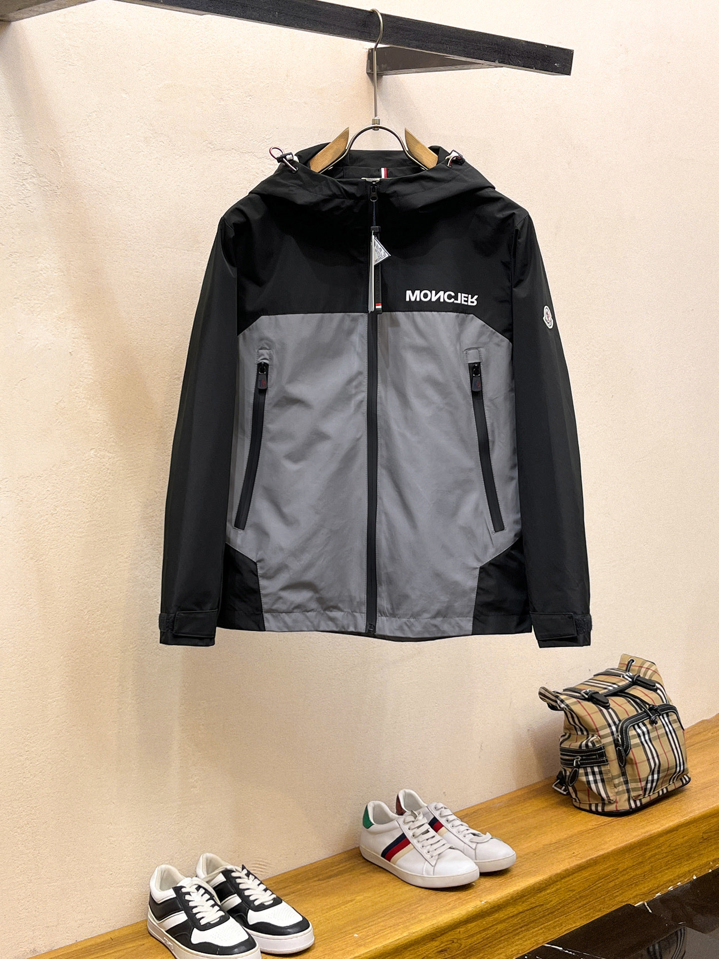 NO:746961,Same style as Mengkou's official website, complete with three labels, on sale in advance. 2026 new spring men's jackets, complete with three labels, high-end version. Custom-made fabrics at the counter. Highly breathable and comfortable, impeccable details, brand element design concept, reflecting high quality. Delicate and soft feel. Casual tailoring, excellent upper body fit. Size M～3XL, Moncler, jackets & coats, jackets & coats,19860909蒙口官网同款,三标齐全,提前发售 2026春季新款男士夹克外套,原单三标齐全高端版本 专柜定制面料 透气舒适度高,细节无可挑剔,品牌元素设计理念,体现高品质.手感细腻柔软 呈现休闲裁剪,上身版型超赞 码数M～3XL,,Moncler,jackets & coats,jackets & coats,,Men's clothing