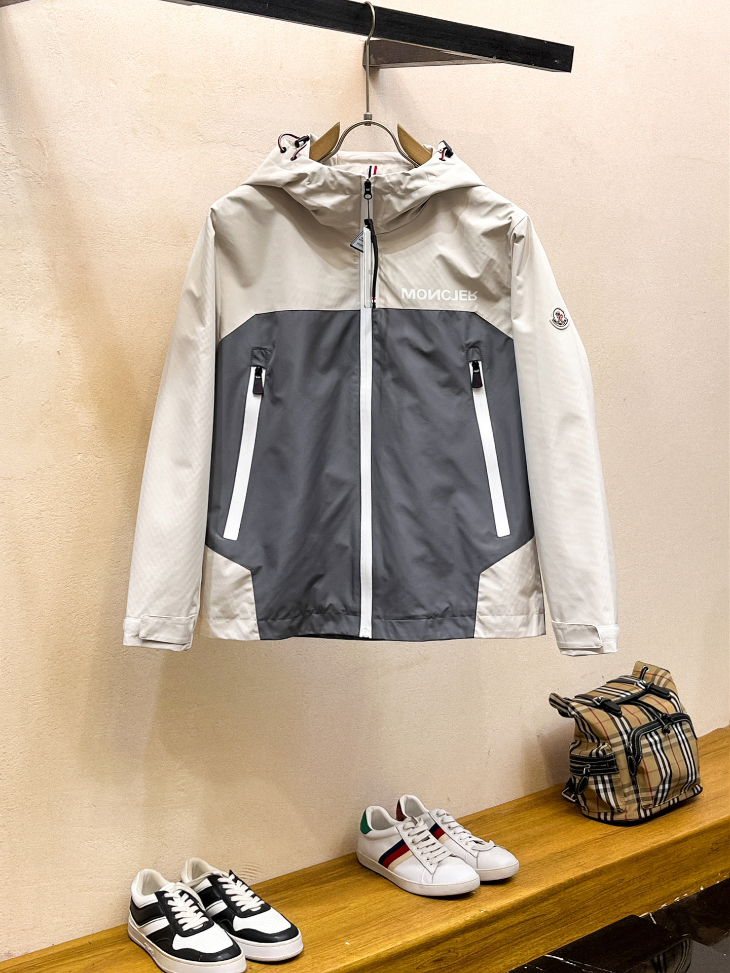 NO:746964,Mengkou The same style as the official website, complete with three labels, on sale in advance. 2026 new spring men's jackets, high-end version with complete three labels from the original order. Custom-made fabrics at the counter. Highly breathable and comfortable, impeccable details, brand element design concept, reflecting high quality. Delicate and soft feel. Casual tailoring, excellent upper body size. Size M～3XL,,Moncler,jackets & coats,jackets & coats,19860909蒙口 官网同款,三标齐全,提前发售 2026春季新款男士夹克外套,原单三标齐全高端版本 专柜定制面料 透气舒适度高,细节无可挑剔,品牌元素设计理念,体现高品质.手感细腻柔软 呈现休闲裁剪,上身版型超赞 码数M～3XL,,Moncler,jackets & coats,jackets & coats,,Men's clothing