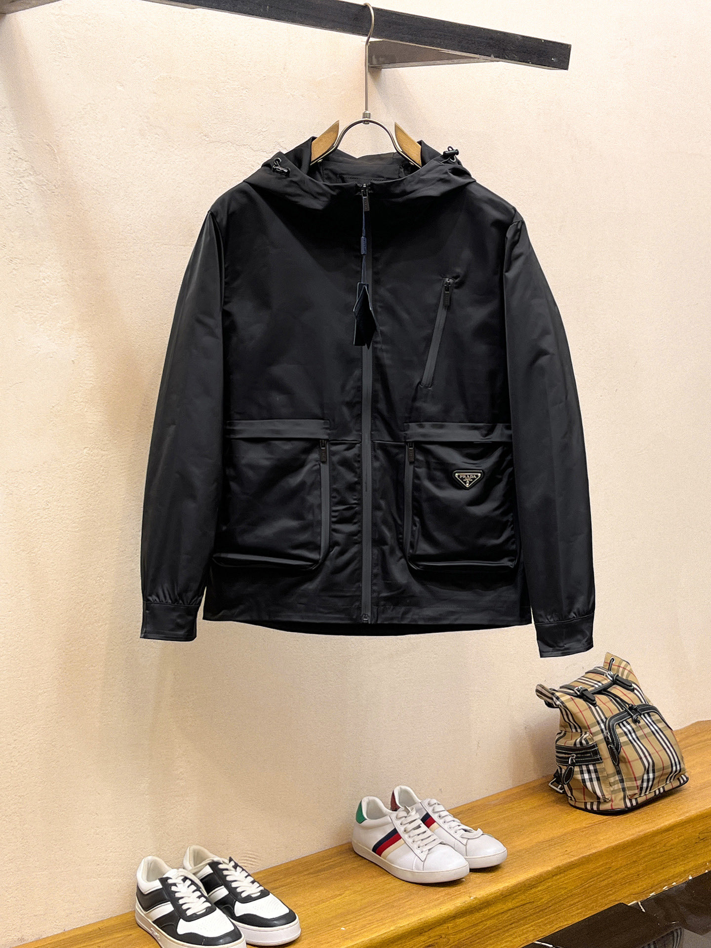 NO:746967,Same style as Prada official website, complete with three labels, on sale in advance. 2026 new spring men's jackets, complete with three labels, high-end version. Custom-made fabrics at the counter. Highly breathable and comfortable, impeccable details, brand element design concept, reflecting high quality. Delicate and soft feel. Casual tailoring, awesome upper body size. M～3XL,, prada,jackets & coats,jackets & coats,19860909普拉达 官网同款,三标齐全,提前发售 2026春季新款男士夹克外套,原单三标齐全高端版本 专柜定制面料 透气舒适度高,细节无可挑剔,品牌元素设计理念,体现高品质.手感细腻柔软 呈现休闲裁剪,上身版型超赞 码数M～3XL,,prada,jackets & coats,jackets & coats,,Men's clothing