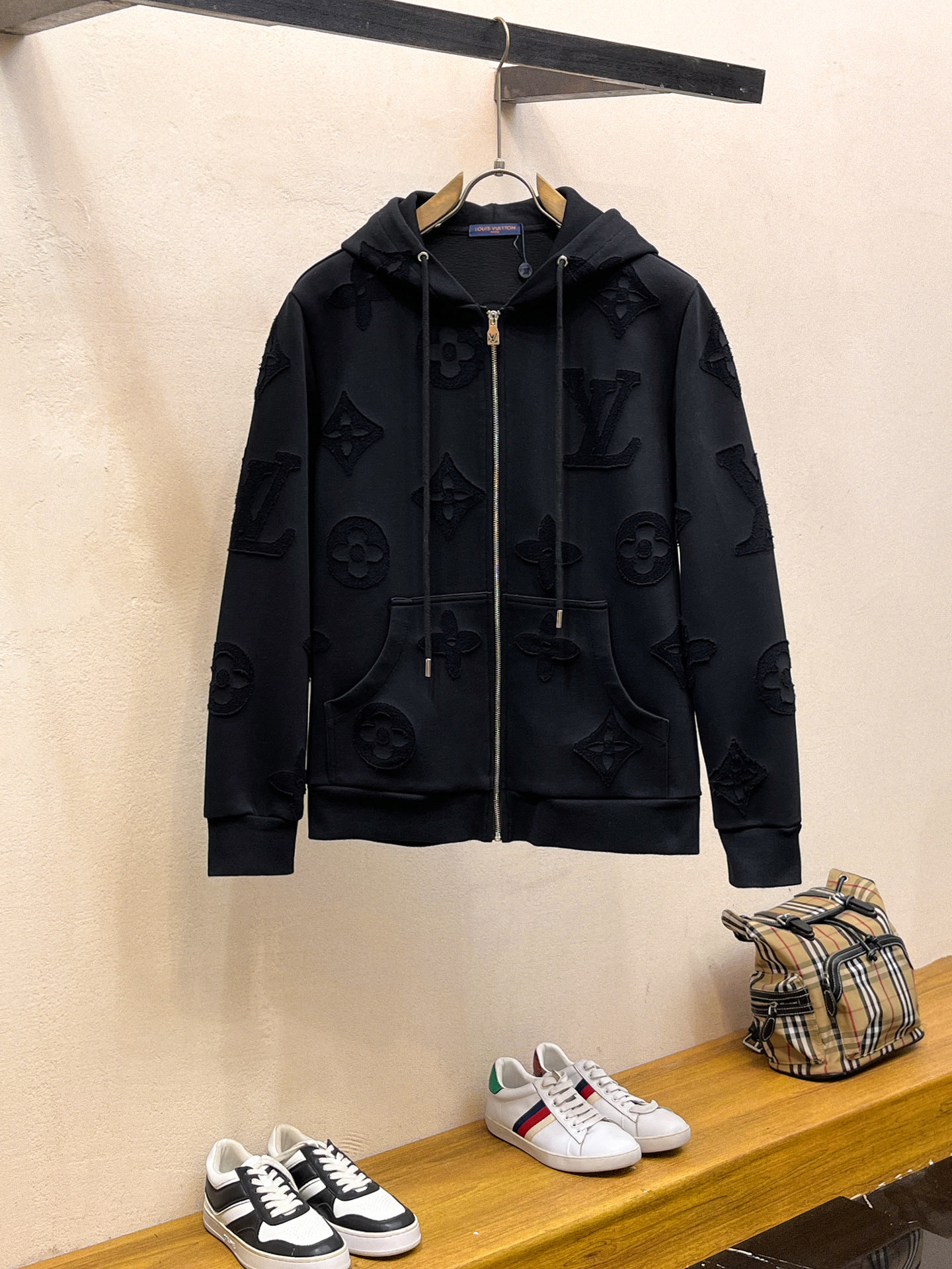 NO:746970,Same style as LV official website, complete with three labels, sold in advance. 2026 new spring men's jackets, complete with three labels, high-end version. Custom-made fabrics at the counter. Highly breathable and comfortable, impeccable details, brand element design concept, reflecting high quality. Delicate and soft feel. Casual tailoring, awesome upper body size. M～3XL, Louis Vuitton, jackets & coats, jackets & coats,19860909LV官网同款,三标齐全,提前发售 2026春季新款男士夹克外套,原单三标齐全高端版本 专柜定制面料 透气舒适度高,细节无可挑剔,品牌元素设计理念,体现高品质.手感细腻柔软 呈现休闲裁剪,上身版型超赞 码数M～3XL,,louis vuitton,jackets & coats,jackets & coats,,Men's clothing