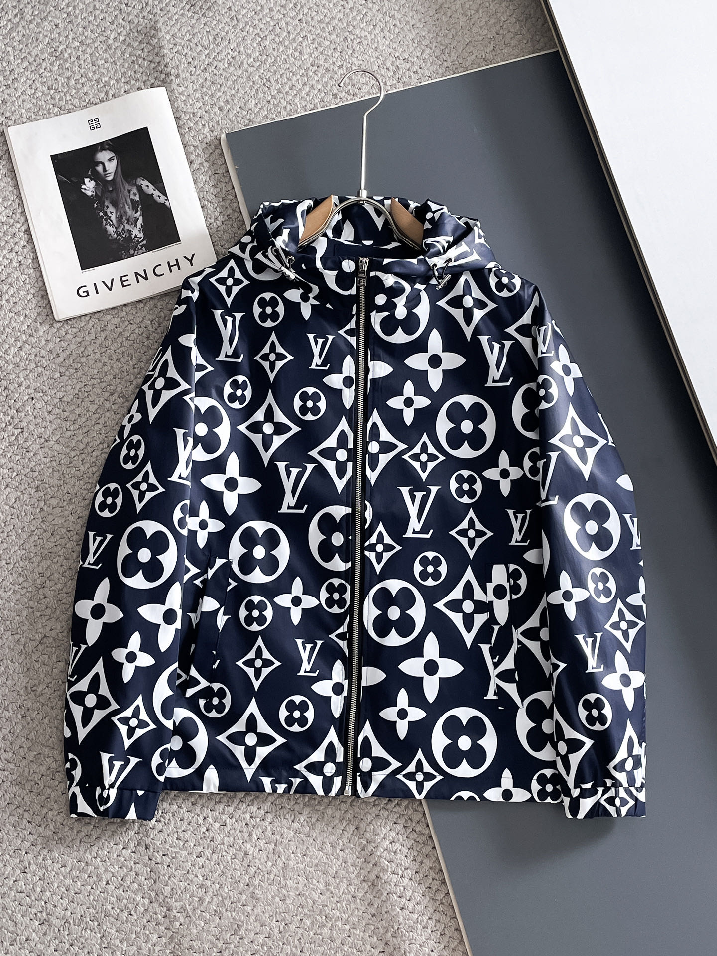 NO:734237,Same style as LV official website, complete with three labels, sold in advance. 2026 spring new men's jacket, complete with three labels, high-end version. Custom-made fabrics at the counter. Highly breathable and comfortable, impeccable details, brand element design concept, reflecting high quality. Delicate and soft feel. Casual tailoring, awesome upper body size. M～3XL,,,,louis vuitton,jackets & coats,jackets & coats,19860909LV 官网同款,三标齐全,提前发售 2026春季新款男士夹克外套,原单三标齐全高端版本 专柜定制面料 透气舒适度高,细节无可挑剔,品牌元素设计理念,体现高品质.手感细腻柔软 呈现休闲裁剪,上身版型超赞 码数M～3XL,,,louis vuitton,jackets & coats,jackets & coats,,Men's clothing