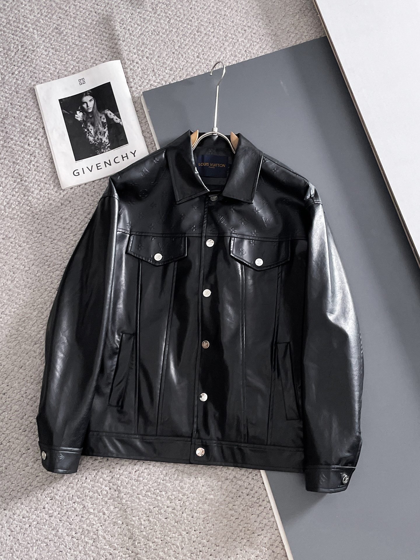 NO:734198,Same style as LV official website, complete with three labels, sold in advance. 2026 spring new men's jacket, complete with three labels, high-end version. Custom-made fabrics at the counter. Highly breathable and comfortable, impeccable details, brand element design concept, reflecting high quality. Delicate and soft feel. Casual tailoring, awesome upper body size. M～3XL,,,,louis vuitton,jackets & coats,jackets & coats,19860909LV 官网同款,三标齐全,提前发售 2026春季新款男士夹克外套,原单三标齐全高端版本 专柜定制面料 透气舒适度高,细节无可挑剔,品牌元素设计理念,体现高品质.手感细腻柔软 呈现休闲裁剪,上身版型超赞 码数M～3XL,,,louis vuitton,jackets & coats,jackets & coats,,Men's clothing