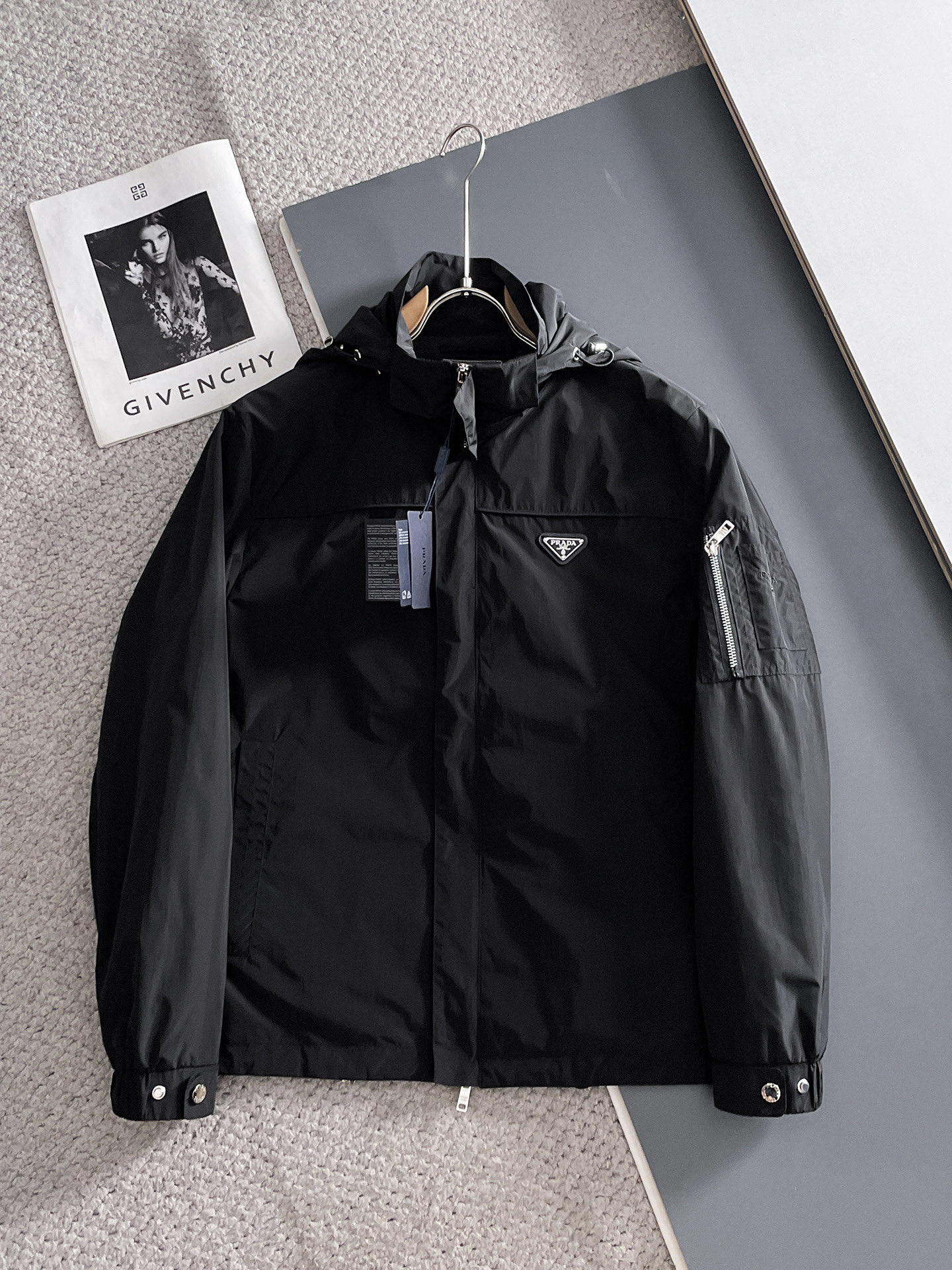 NO:734202,Prada official website, same style, complete with three labels, sold in advance. 2026 new spring men's jackets, complete with three labels, high-end version. Custom-made fabrics at the counter. Highly breathable and comfortable, impeccable details, brand element design concept, reflecting high quality. Delicate and soft feel. Casual tailoring, awesome upper body size. M～3XL,,,prada,jackets & coats,jackets & coats,19860909普拉达 官网同款,三标齐全,提前发售 2026春季新款男士夹克外套,原单三标齐全高端版本 专柜定制面料 透气舒适度高,细节无可挑剔,品牌元素设计理念,体现高品质.手感细腻柔软 呈现休闲裁剪,上身版型超赞 码数M～3XL,,,prada,jackets & coats,jackets & coats,,Men's clothing