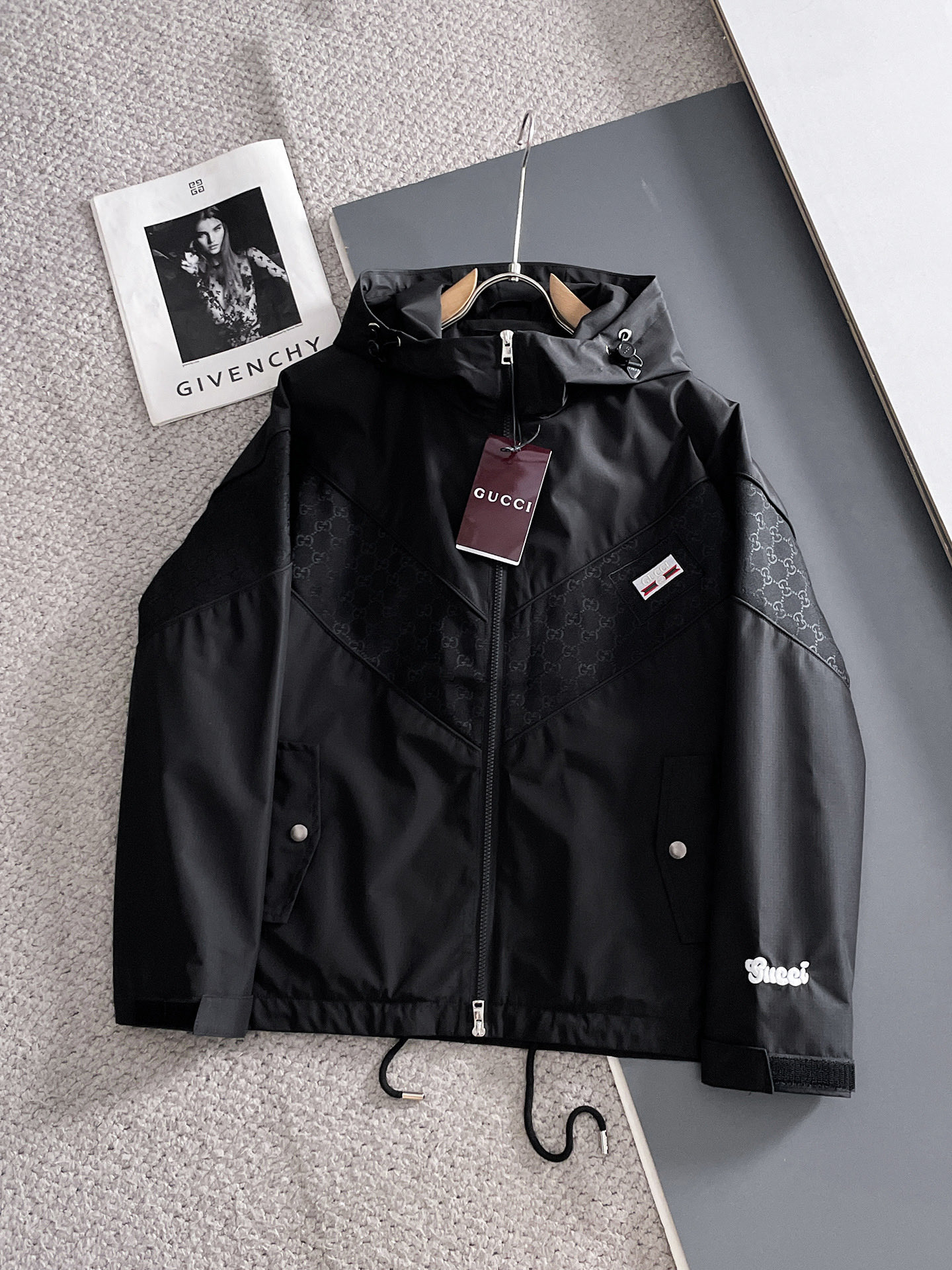 NO:734204,Same style as Gucci official website, complete with three labels, on sale in advance. 2026 spring new men's jacket, complete with three labels, high-end version. Custom-made fabrics at the counter. Highly breathable and comfortable, impeccable details, brand element design concept, reflecting high quality. Delicate and soft feel. Casual tailoring, awesome upper body size. M～3XL,,,jackets & coats,jackets & coats,19860909古奇 官网同款,三标齐全,提前发售 2026春季新款男士夹克外套,原单三标齐全高端版本 专柜定制面料 透气舒适度高,细节无可挑剔,品牌元素设计理念,体现高品质.手感细腻柔软 呈现休闲裁剪,上身版型超赞 码数M～3XL,,,jackets & coats,jackets & coats,,Men's clothing