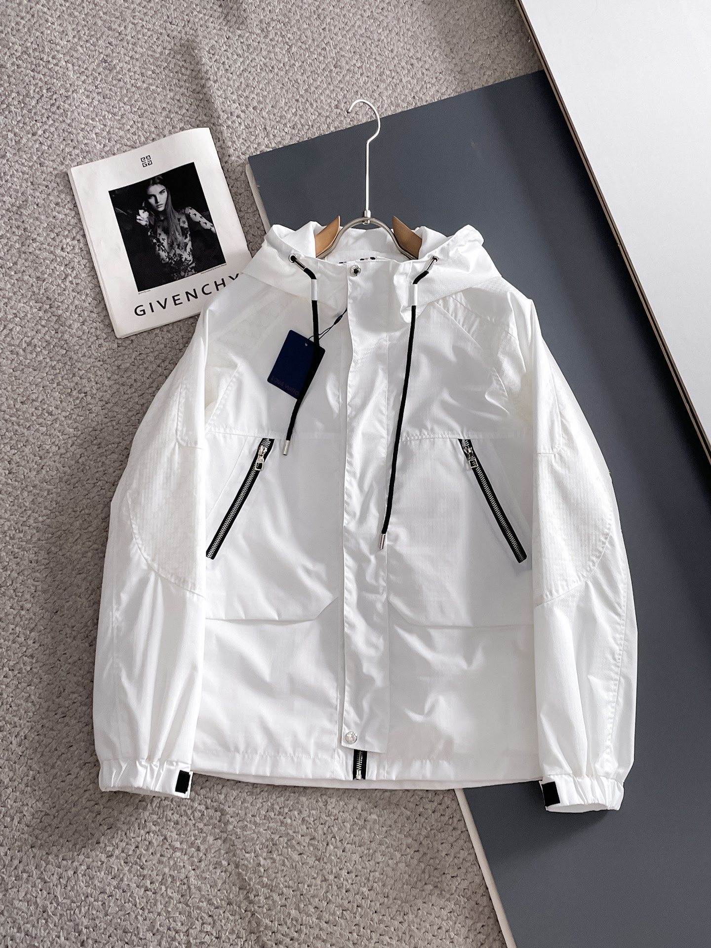 NO:734209,Same style as LV official website, complete with three labels, sold in advance. 2026 spring new men's jacket, complete with three labels, high-end version. Custom-made fabrics at the counter. Highly breathable and comfortable, impeccable details, brand element design concept, reflecting high quality. Delicate and soft feel. Casual tailoring, awesome upper body size. M～3XL,,,,louis vuitton,jackets & coats,jackets & coats,19860909LV 官网同款,三标齐全,提前发售 2026春季新款男士夹克外套,原单三标齐全高端版本 专柜定制面料 透气舒适度高,细节无可挑剔,品牌元素设计理念,体现高品质.手感细腻柔软 呈现休闲裁剪,上身版型超赞 码数M～3XL,,,louis vuitton,jackets & coats,jackets & coats,,Men's clothing