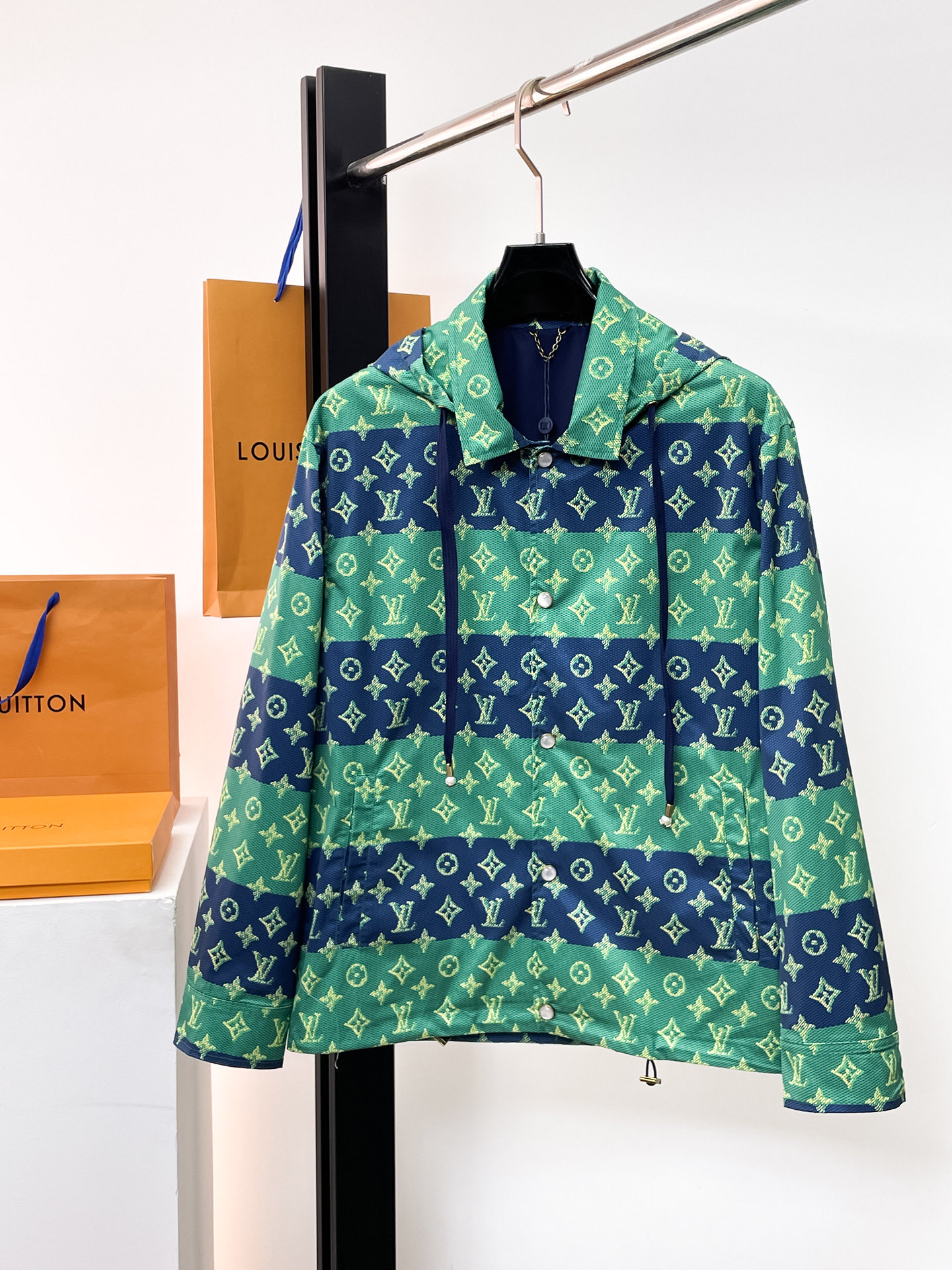 NO:731967,The same model on the LV official website, complete with three labels, sold in advance. 2025ss new autumn and winter men's jackets, complete with three labels, high-end version of the original order. Custom-made fabrics at the counter. Highly breathable and comfortable, impeccable details, brand element design concept, reflecting high quality. Delicate and soft feel. Casual tailoring, excellent upper body shape. Size M～3XL,, louis vuitton, jackets & coats, jackets & coats,19860909LV官网同款,三标齐全,提前发售 2025ss秋冬新款男士夹克外套,原单三标齐全高端版本 专柜定制面料 透气舒适度高,细节无可挑剔,品牌元素设计理念,体现高品质.手感细腻柔软 呈现休闲裁剪,上身版型超赞 码数M～3XL,,louis vuitton,jackets & coats,jackets & coats,,Men's clothing