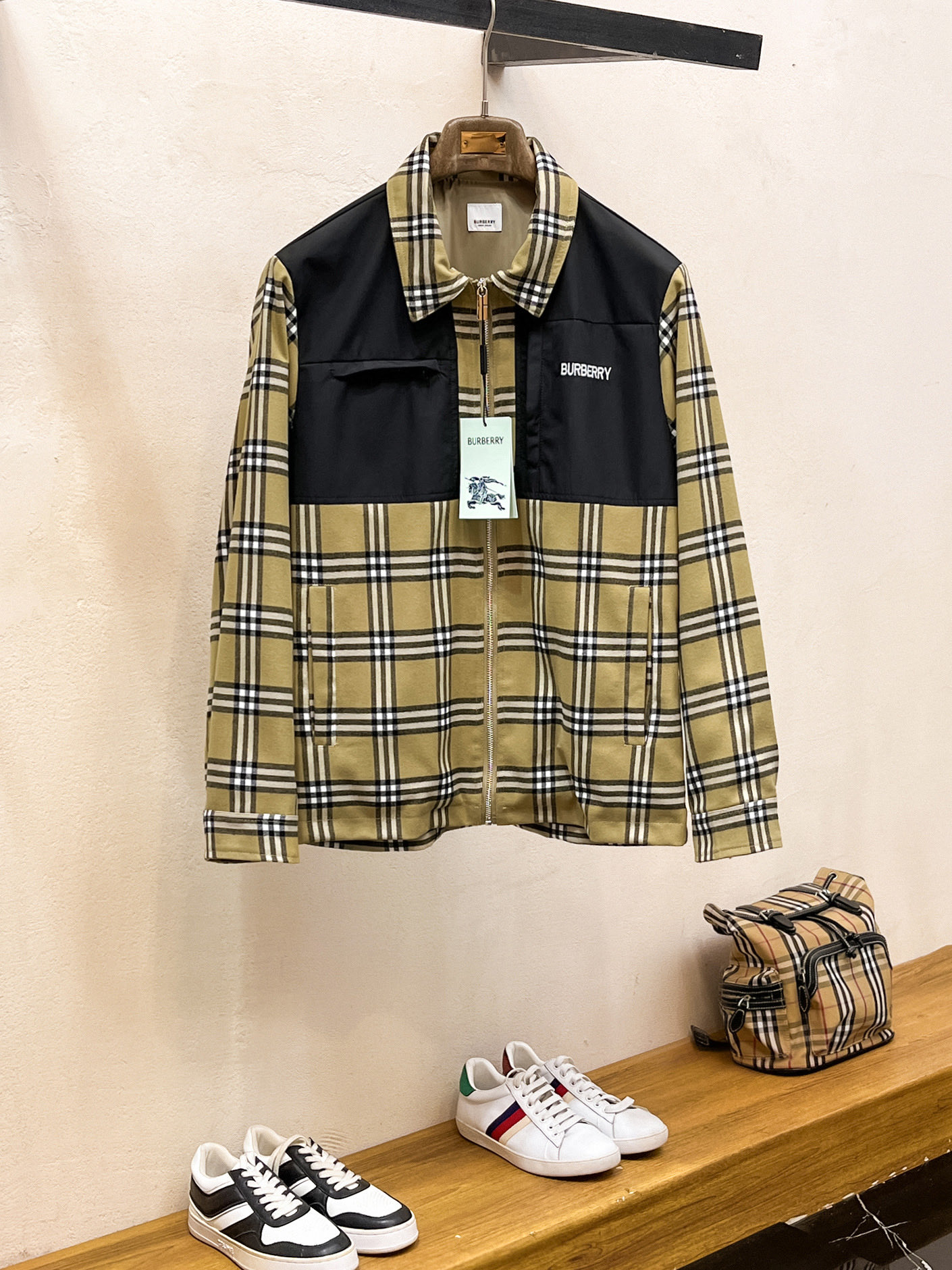 NO:746985,The same model on Burberry's official website, complete with three labels, on sale in advance. 2026 spring new men's jacket, complete with three labels, high-end version. Custom-made fabrics at the counter. Highly breathable and comfortable, impeccable details, brand element design concept, reflecting high quality. It feels delicate and soft. Presents casual tailoring, and the upper body shape is great. Size M～3XL,,burberry,jackets & coats,jackets & coats,19860909巴宝莉官网同款,三标齐全,提前发售 2026春季新款男士夹克外套,原单三标齐全高端版本 专柜定制面料 透气舒适度高,细节无可挑剔,品牌元素设计理念,体现高品质.手感细腻柔软 呈现休闲裁剪,上身版型超赞 码数M～3XL,,burberry,jackets & coats,jackets & coats,,Men's clothing