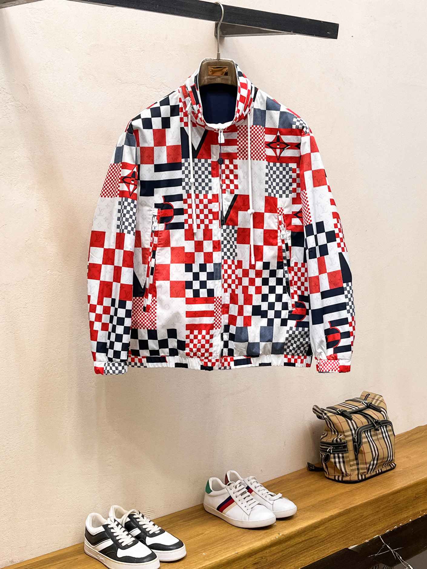 NO:746973,Same style as LV official website, complete with three labels, sold in advance. 2026 new spring men's jackets, complete with three labels, high-end version. Custom-made fabrics at the counter. Highly breathable and comfortable, impeccable details, brand element design concept, reflecting high quality. Delicate and soft feel. Casual tailoring, awesome upper body size. M～3XL, Louis Vuitton, jackets & coats, jackets & coats,19860909LV官网同款,三标齐全,提前发售 2026春季新款男士夹克外套,原单三标齐全高端版本 专柜定制面料 透气舒适度高,细节无可挑剔,品牌元素设计理念,体现高品质.手感细腻柔软 呈现休闲裁剪,上身版型超赞 码数M～3XL,,louis vuitton,jackets & coats,jackets & coats,,Men's clothing