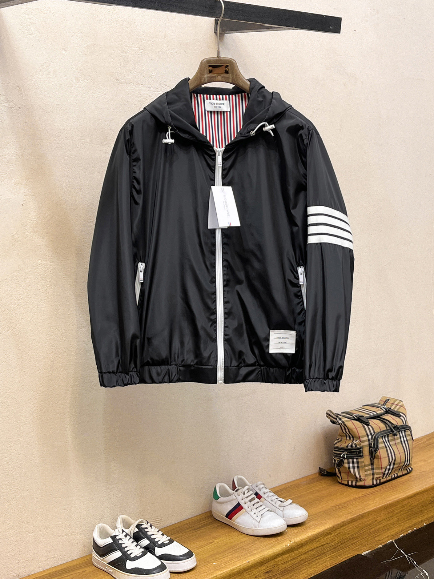 NO:746975,Same style as TB official website, complete with three labels, sold in advance. 2026 spring new men's jacket, complete with three labels, high-end version. Custom-made fabrics at the counter. Highly breathable and comfortable, impeccable details, brand element design concept, reflecting high quality. Delicate and soft feel. Casual tailoring, awesome upper body size. M～3XL,,jackets & coats,jackets & coats,19860909TB官网同款,三标齐全,提前发售 2026春季新款男士夹克外套,原单三标齐全高端版本 专柜定制面料 透气舒适度高,细节无可挑剔,品牌元素设计理念,体现高品质.手感细腻柔软 呈现休闲裁剪,上身版型超赞 码数M～3XL,,jackets & coats,jackets & coats,,Men's clothing