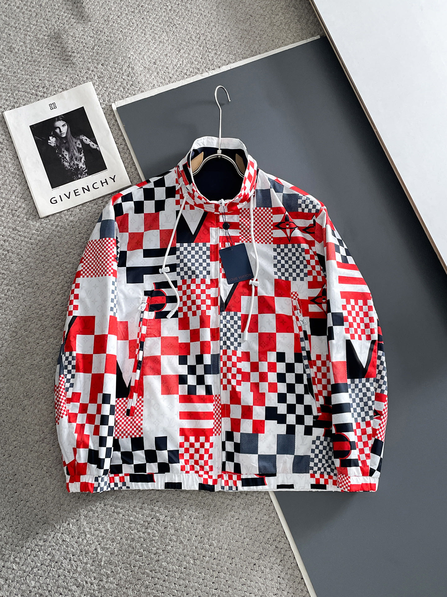 NO:734318,Same style as LV official website, complete with three labels, sold in advance. 2026 new spring men's jackets, complete with three labels, high-end version. Custom-made fabrics at the counter. Highly breathable and comfortable, impeccable details, brand element design concept, reflecting high quality. Delicate and soft feel. Casual tailoring, awesome upper body size. M～3XL, Louis Vuitton, jackets & coats, jackets & coats,19860909LV官网同款,三标齐全,提前发售 2026春季新款男士夹克外套,原单三标齐全高端版本 专柜定制面料 透气舒适度高,细节无可挑剔,品牌元素设计理念,体现高品质.手感细腻柔软 呈现休闲裁剪,上身版型超赞 码数M～3XL,,louis vuitton,jackets & coats,jackets & coats,,Men's clothing