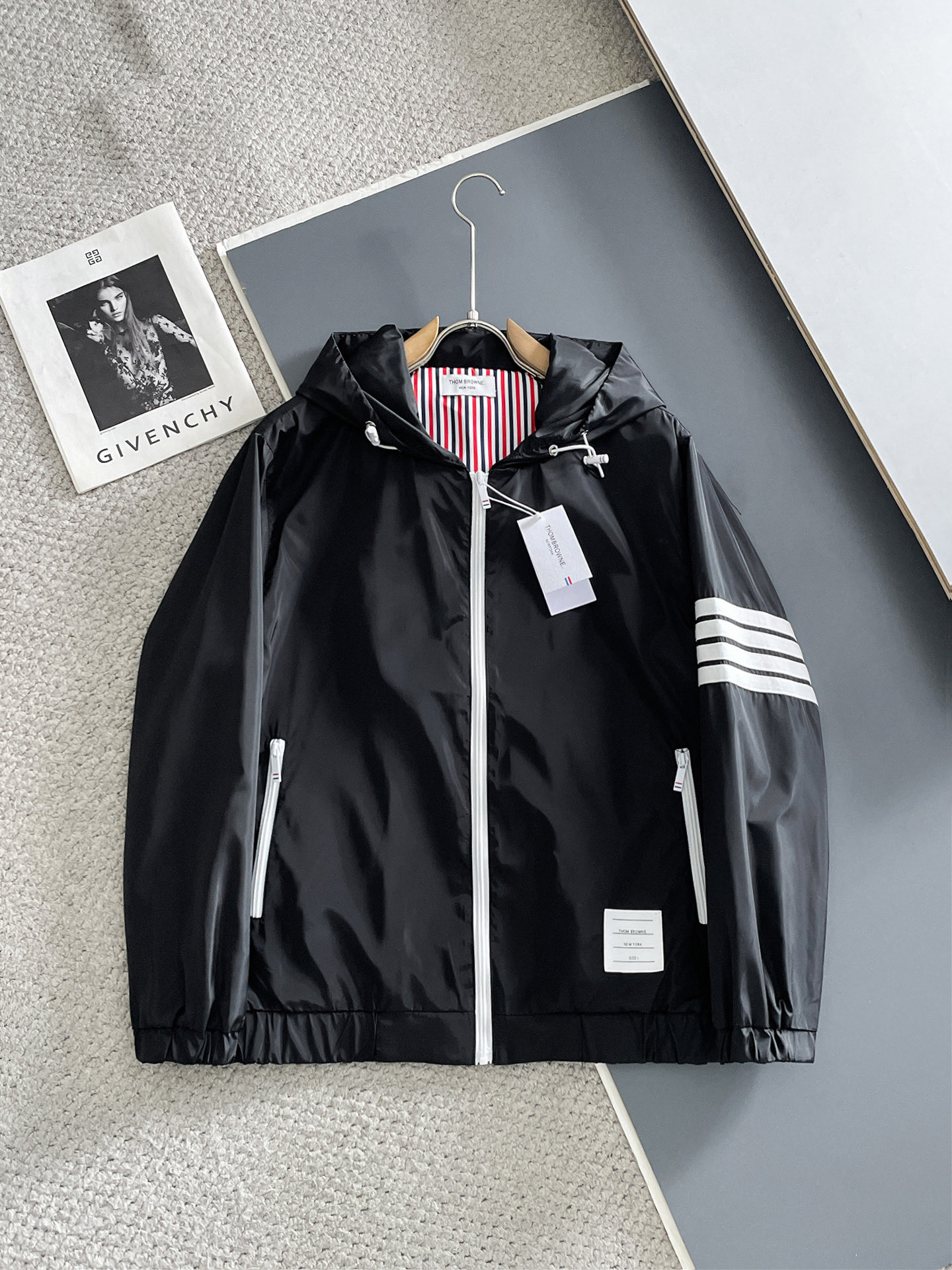 NO:734323,Same style as TB official website, complete with three labels, sold in advance. 2026 spring new men's jacket, complete with three labels, high-end version. Custom-made fabrics at the counter. Highly breathable and comfortable, impeccable details, brand element design concept, reflecting high quality. Delicate and soft feel. Casual tailoring, awesome upper body size. M～3XL,,jackets & coats,jackets & coats,19860909TB官网同款,三标齐全,提前发售 2026春季新款男士夹克外套,原单三标齐全高端版本 专柜定制面料 透气舒适度高,细节无可挑剔,品牌元素设计理念,体现高品质.手感细腻柔软 呈现休闲裁剪,上身版型超赞 码数M～3XL,,jackets & coats,jackets & coats,,Men's clothing