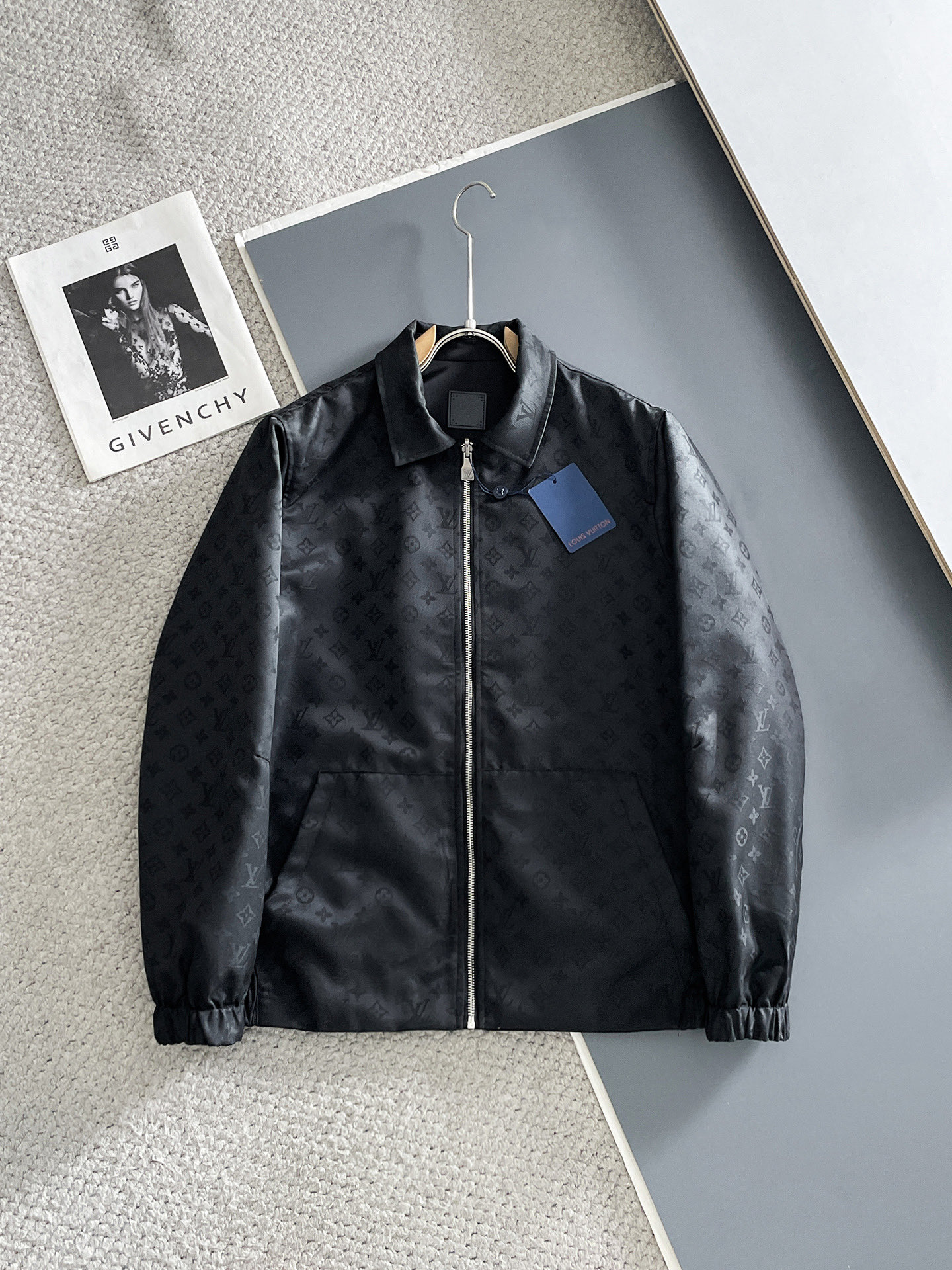 NO:734331,Same style as LV official website, complete with three labels, sold in advance. 2026 new spring men's jackets, complete with three labels, high-end version. Custom-made fabrics at the counter. Highly breathable and comfortable, impeccable details, brand element design concept, reflecting high quality. Delicate and soft feel. Casual tailoring, awesome upper body size. M～3XL, Louis Vuitton, jackets & coats, jackets & coats,19860909LV官网同款,三标齐全,提前发售 2026春季新款男士夹克外套,原单三标齐全高端版本 专柜定制面料 透气舒适度高,细节无可挑剔,品牌元素设计理念,体现高品质.手感细腻柔软 呈现休闲裁剪,上身版型超赞 码数M～3XL,,louis vuitton,jackets & coats,jackets & coats,,Men's clothing