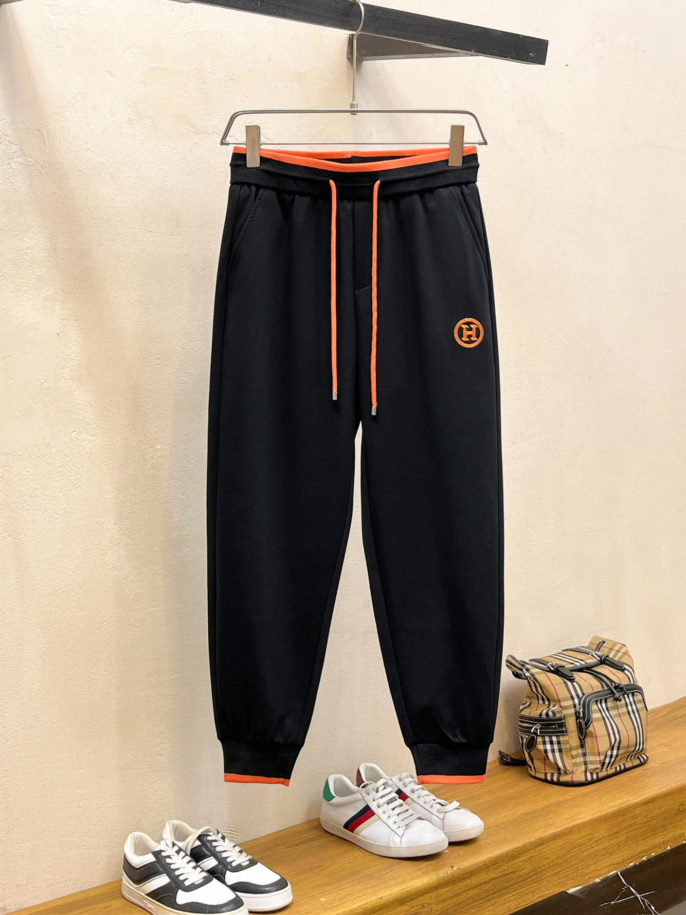 NO:737066,Hermès 2026 spring new trousers and casual pants are on sale simultaneously on the official website. The brand's classic LOGO casual pants are made of customized fabrics with excellent comfort and strong touch. Highly identifiable and perfect in appearance and craftsmanship. Sizes M-3XL, hermes,19860909爱马仕 2026春季新款长裤休闲裤官网同步发售.品牌经典LOGO休闲裤 ,定制面料,舒适度极好,手触感强烈.辨识度极高,完美品相工艺. 尺码M-3XL,,hermes,,Men's clothing