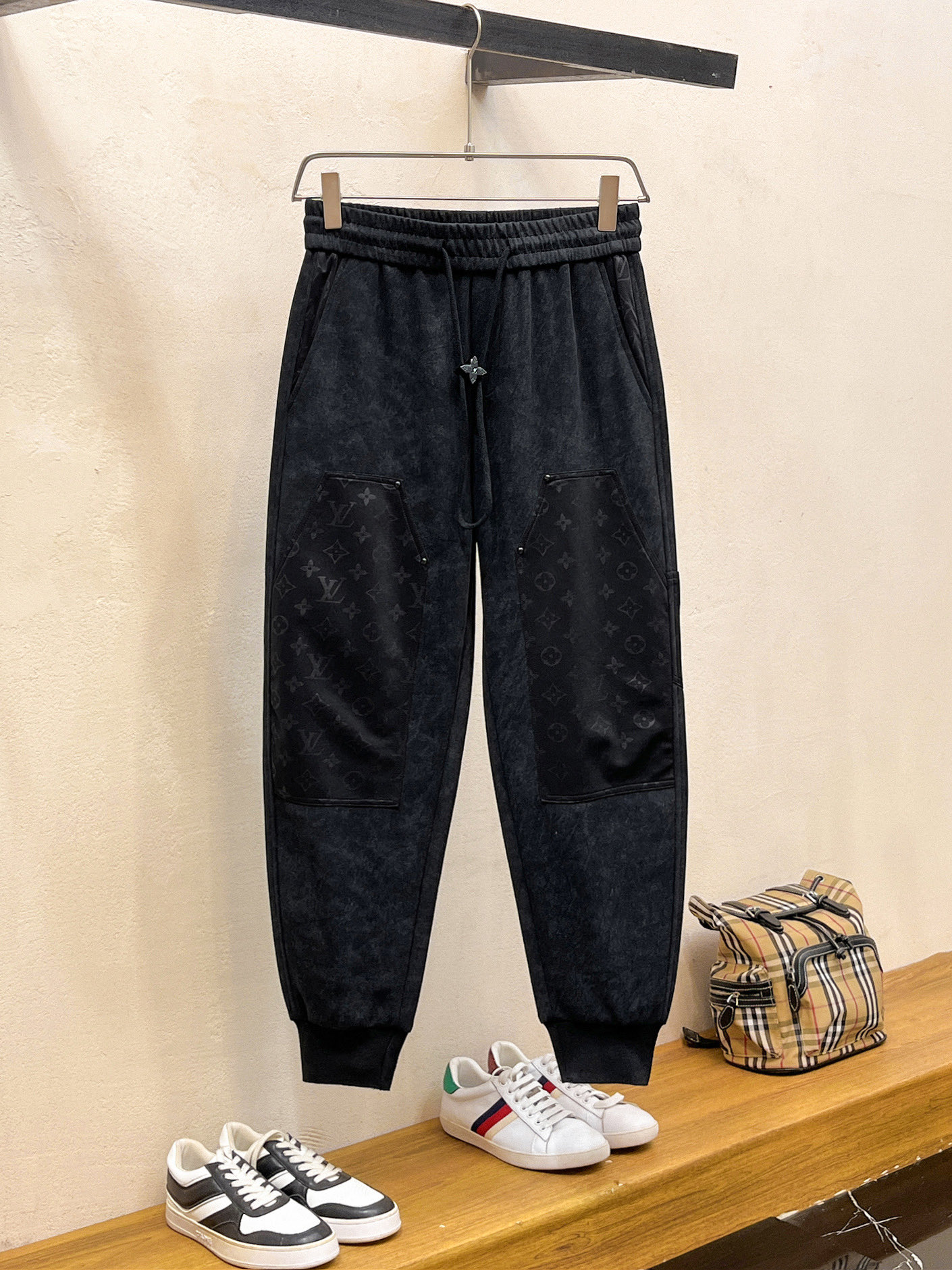 NO:737070,LV 2026 spring new trousers and casual trousers are on sale simultaneously on the official website. The brand's classic LOGO casual trousers, customized fabrics, are extremely comfortable and have a strong touch. Highly recognizable, with perfect appearance and craftsmanship. Sizes M-3XL, Louis Vuitton,19860909LV 2026春季新款长裤休闲裤官网同步发售.品牌经典LOGO休闲裤 ,定制面料,舒适度极好,手触感强烈.辨识度极高,完美品相工艺. 尺码M-3XL,,louis vuitton,,Men's clothing