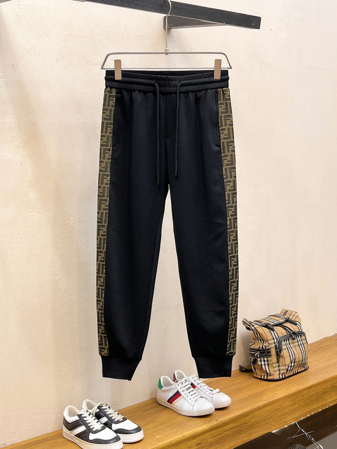 NO:737074,Fendi's 2026 spring new trousers and casual pants are on sale simultaneously on the official website. The brand's classic LOGO casual pants are made of customized fabrics with excellent comfort and strong touch. Highly recognizable and perfect in appearance and craftsmanship. Sizes M-3XL,,fendi,19860909芬迪 2026春季新款长裤休闲裤官网同步发售.品牌经典LOGO休闲裤 ,定制面料,舒适度极好,手触感强烈.辨识度极高,完美品相工艺. 尺码M-3XL,,fendi,,Men's clothing