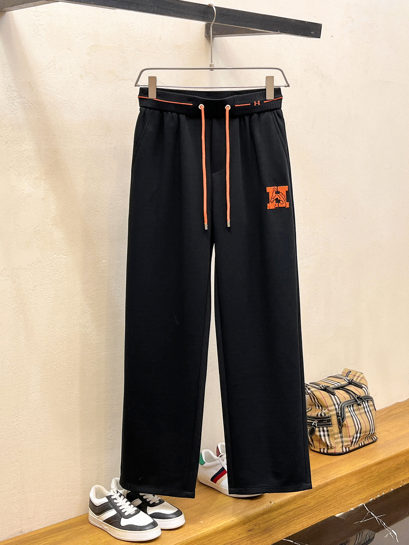 NO:737078,Hermès 2026 spring new trousers and casual pants are on sale simultaneously on the official website. The brand's classic LOGO casual pants are made of customized fabrics with excellent comfort and strong touch. Highly identifiable and perfect in appearance and craftsmanship. Sizes M-3XL, hermes,19860909爱马仕 2026春季新款长裤休闲裤官网同步发售.品牌经典LOGO休闲裤 ,定制面料,舒适度极好,手触感强烈.辨识度极高,完美品相工艺. 尺码M-3XL,,hermes,,Men's clothing