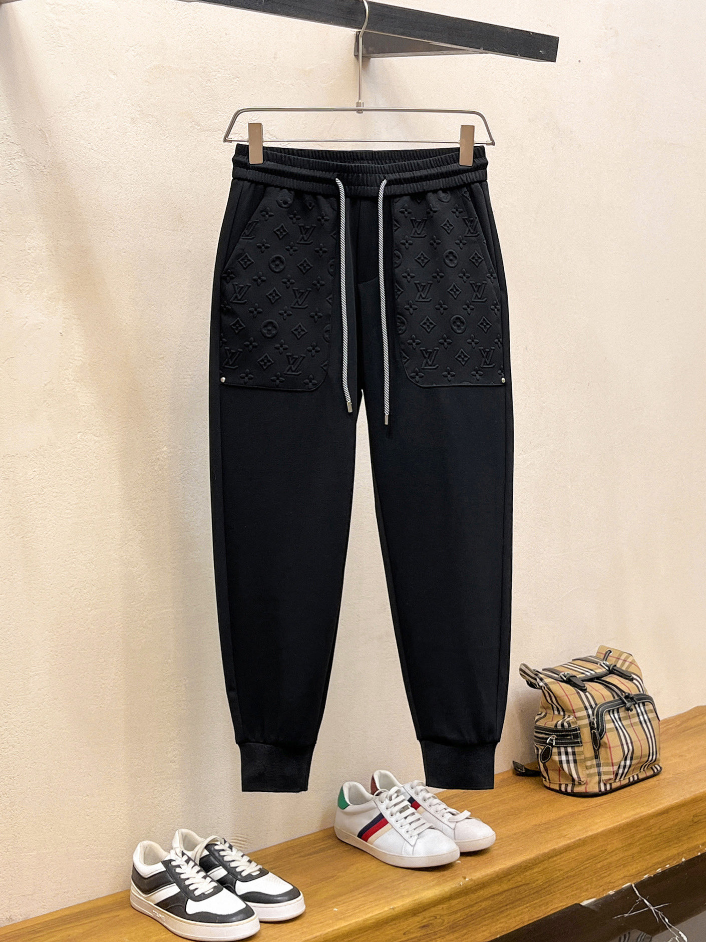 NO:737082,LV 2026 spring new trousers and casual trousers are on sale simultaneously on the official website. The brand's classic LOGO casual trousers, customized fabrics, are extremely comfortable and have a strong touch. Highly recognizable, with perfect appearance and craftsmanship. Sizes M-3XL, Louis Vuitton,19860909LV 2026春季新款长裤休闲裤官网同步发售.品牌经典LOGO休闲裤 ,定制面料,舒适度极好,手触感强烈.辨识度极高,完美品相工艺. 尺码M-3XL,,louis vuitton,,Men's clothing