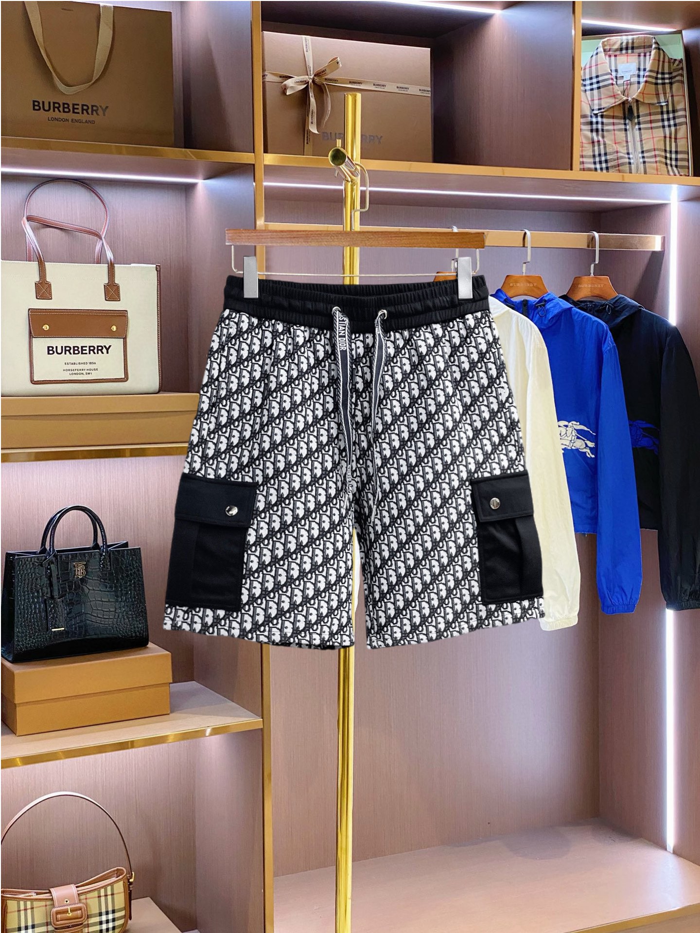 NO:849827,LV three-standard complete 2026 summer new men's casual shorts, advanced custom-made breathable fabrics, extremely breathable, elastic and comfortable, impeccable details, top-grade accessories, original logo design concept, delicate and soft feel!  The upper body fit is awesome!  Sizes M-XXXL, please state your height and weight when ordering,,louis vuitton,shorts,19860909LV 三标齐全 2026夏季新款男士休闲短裤,高级定制面料透气面料 透气弹力舒适度极高,细节无可挑剔,顶级辅料配备,原版logo设计理念,手感细腻柔软！上身版型超赞！尺码M-XXXL下单报身高体重,,louis vuitton,shorts,,Men's clothing