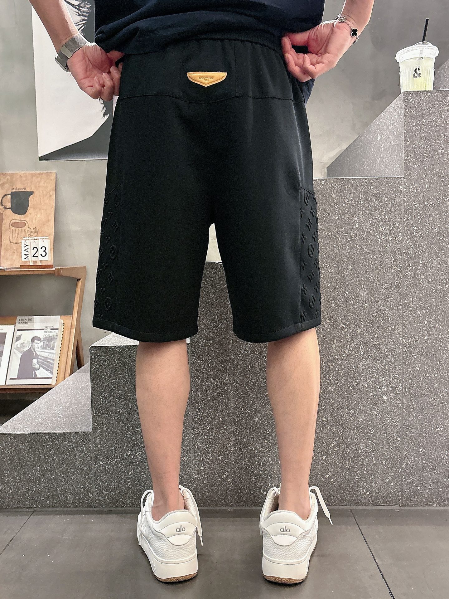 LV   三标齐全    2026夏季新款男士休闲短裤，高级定制面料透气面料 透气弹力舒适度极高，细节无