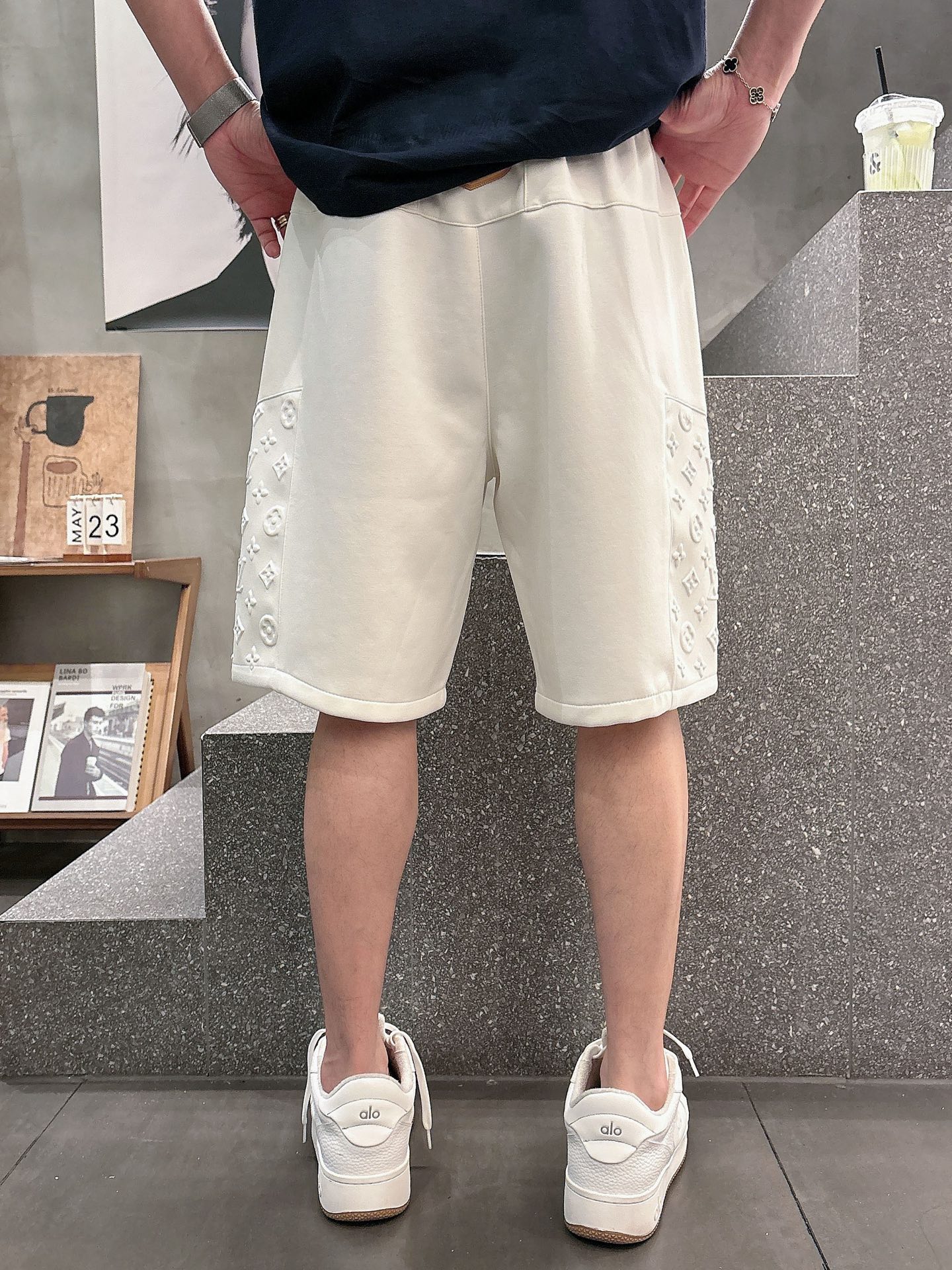 LV   三标齐全    2026夏季新款男士休闲短裤，高级定制面料透气面料 透气弹力舒适度极高，细节无