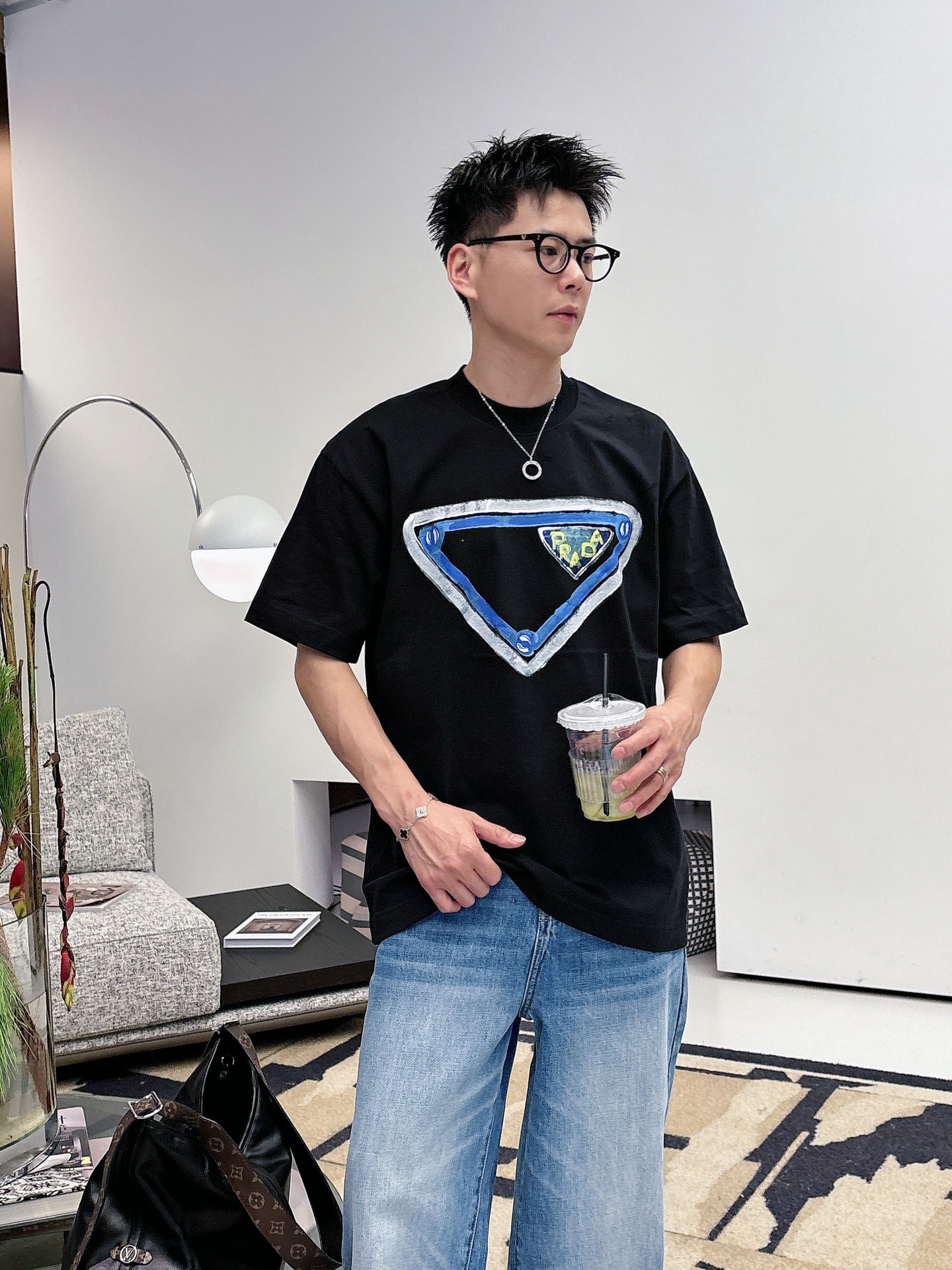 NO:930714,Prada's high-end version of top-quality goods 2026 spring and summer new debut counter latest short-sleeved round-neck T-shirt, high-end custom design, avant-garde and fashionable!  The brand logo is designed with heavy craftsmanship. High-end customized 260g fabric. Soft to the touch. Comfortable to wear. Exquisite stitching at the counter level. Fine workmanship. The upper body effect is incomparably handsome!  A must-have item for men and women alike!  Size S～XXL When placing an order, please state your height and weight. The maximum wearing size is about 210 pounds, prada, T-shirt, tees, t-shirt,19860909普拉达高版本顶级货品2026春夏新款首发专柜最新款短袖圆领T恤 高端订制 设计前卫时尚！品牌logo重工艺设计 高端定制260克面料.手感柔软.穿着舒适.专柜级别精致车线.做工精细.上身效果无敌帅气！男女同款情侣必备单品！码数S～XXL下单报身高体重,最大穿210斤左右,,prada,T-shirt,tees，t-shirt,,Men's clothing