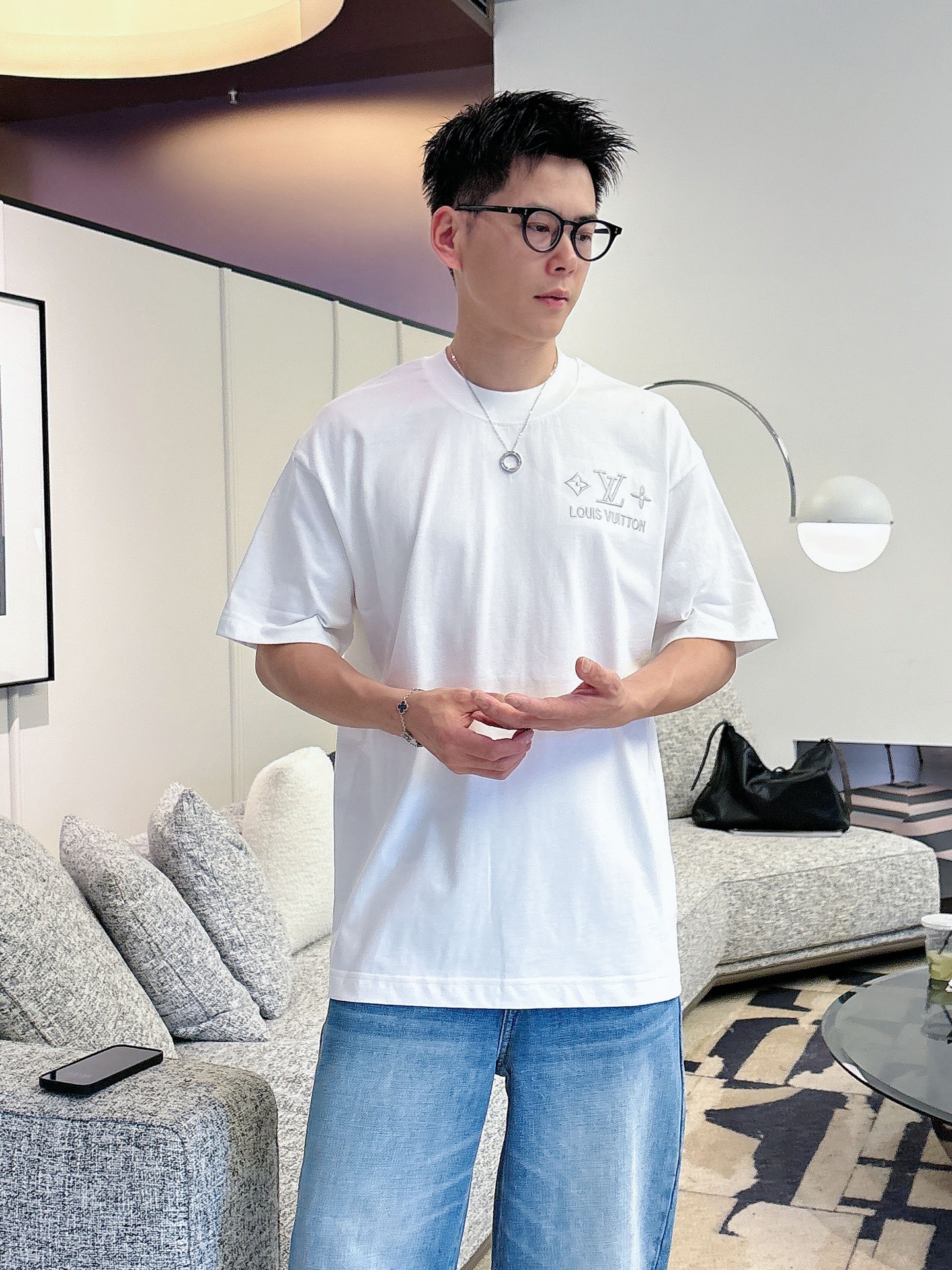 NO:930721,LV high-version top products 2026 spring and summer new debut counter latest short-sleeved round neck T-shirt, high-end customization, avant-garde and fashionable design!  The brand logo is designed with heavy craftsmanship. High-end customized 260g fabric. Soft to the touch. Comfortable to wear. Exquisite stitching at the counter level. Fine workmanship. The upper body effect is incomparably handsome!  A must-have item for men and women alike!  Size S～XXL Please state your height and weight when ordering, the maximum wearing size is about 210 pounds, Louis Vuitton, T-shirt, tees, t-shirt,19860909LV高版本顶级货品2026春夏新款首发专柜最新款短袖圆领T恤 高端订制 设计前卫时尚！品牌logo重工艺设计 高端定制260克面料.手感柔软.穿着舒适.专柜级别精致车线.做工精细.上身效果无敌帅气！男女同款情侣必备单品！码数S～XXL下单报身高体重,最大穿210斤左右,,louis vuitton,T-shirt,tees，t-shirt,,Men's clothing