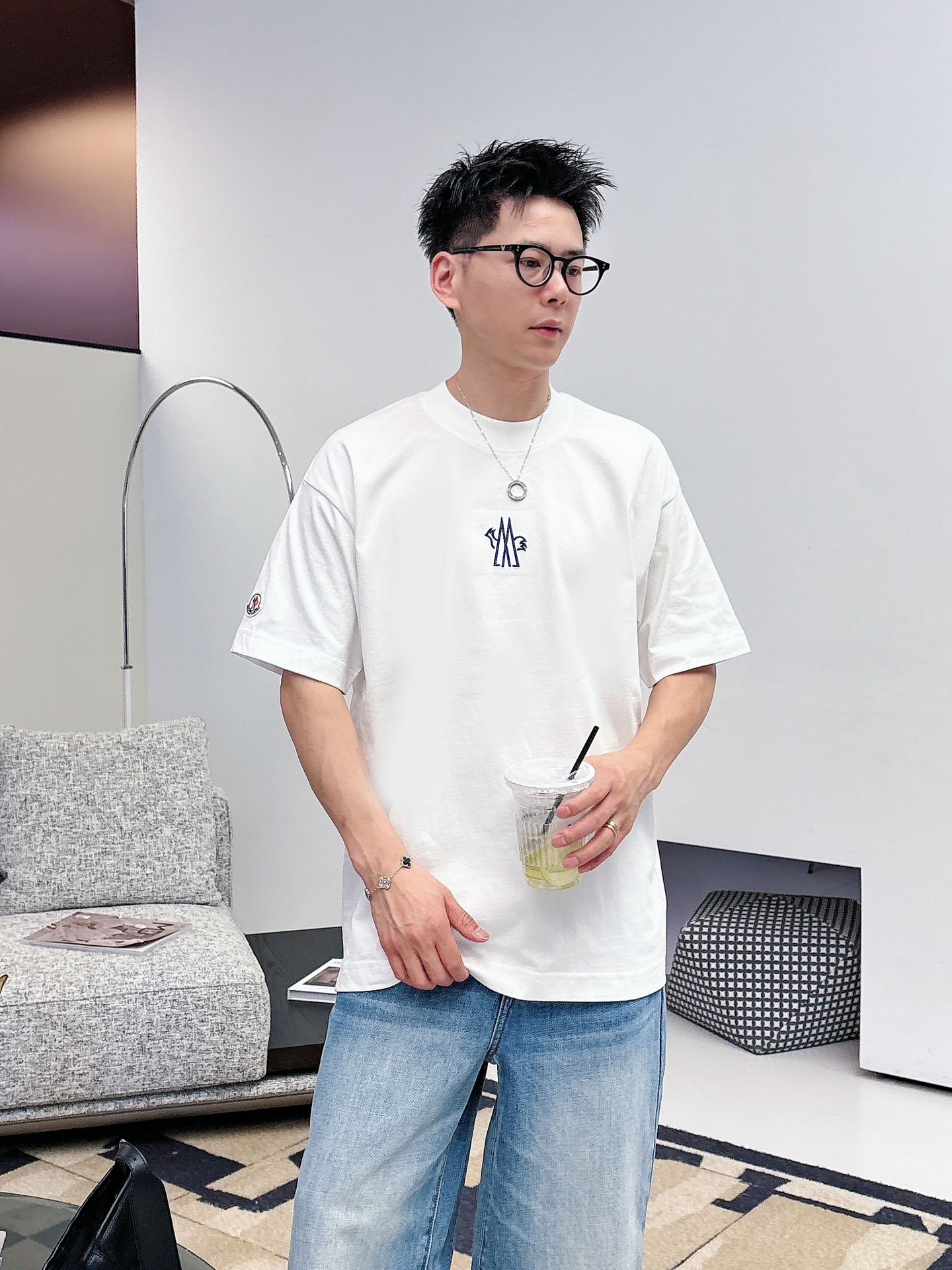 NO:930729,High-end version of the top-quality products for the 2026 spring and summer new launch counter, the latest short-sleeved round-neck T-shirt, high-end customization, avant-garde and fashionable design!  The brand logo is designed with heavy craftsmanship. High-end customized 260g fabric. Soft to the touch. Comfortable to wear. Exquisite stitching at the counter level. Fine workmanship. The upper body effect is incomparably handsome!  A must-have item for men and women alike!  Size S～XXL When placing an order, please state your height and weight. The maximum wearing size is about 210 pounds, Moncler, T-shirt, tees, t-shirt,19860909蒙口高版本顶级货品2026春夏新款首发专柜最新款短袖圆领T恤 高端订制 设计前卫时尚！品牌logo重工艺设计 高端定制260克面料.手感柔软.穿着舒适.专柜级别精致车线.做工精细.上身效果无敌帅气！男女同款情侣必备单品！码数S～XXL下单报身高体重,最大穿210斤左右,,Moncler,T-shirt,tees，t-shirt,,Men's clothing